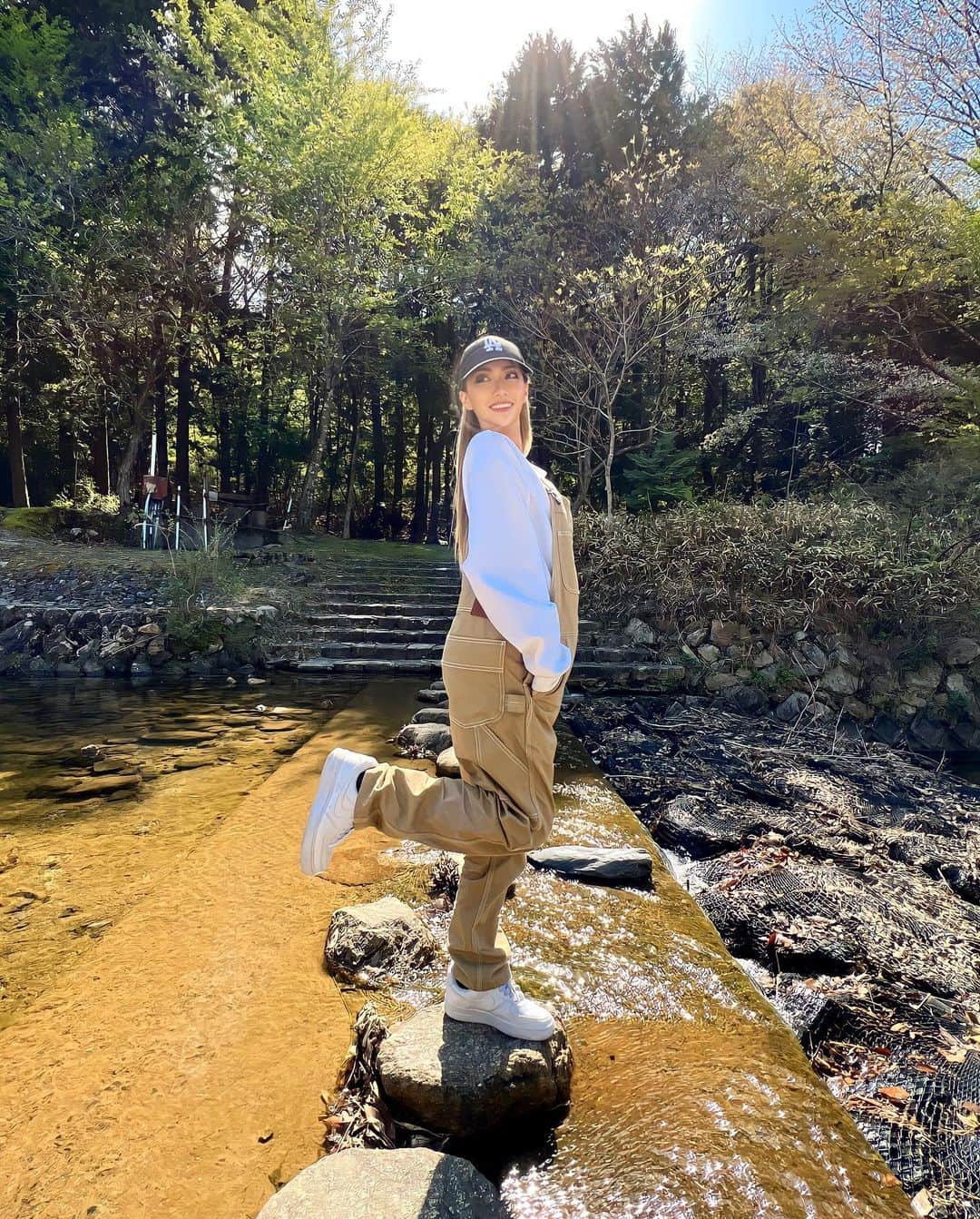 MIKUさんのインスタグラム写真 - (MIKUInstagram)「大自然🌿💚 夏は川でバーベキューとかしたいな🍖🤎 . (なんか顔あたりによく分からん丸いのあるけど気にしないで) . #airisjapan #アイリスジャパン #双子 #キャンプ女子」4月17日 18時33分 - miku_enamiku