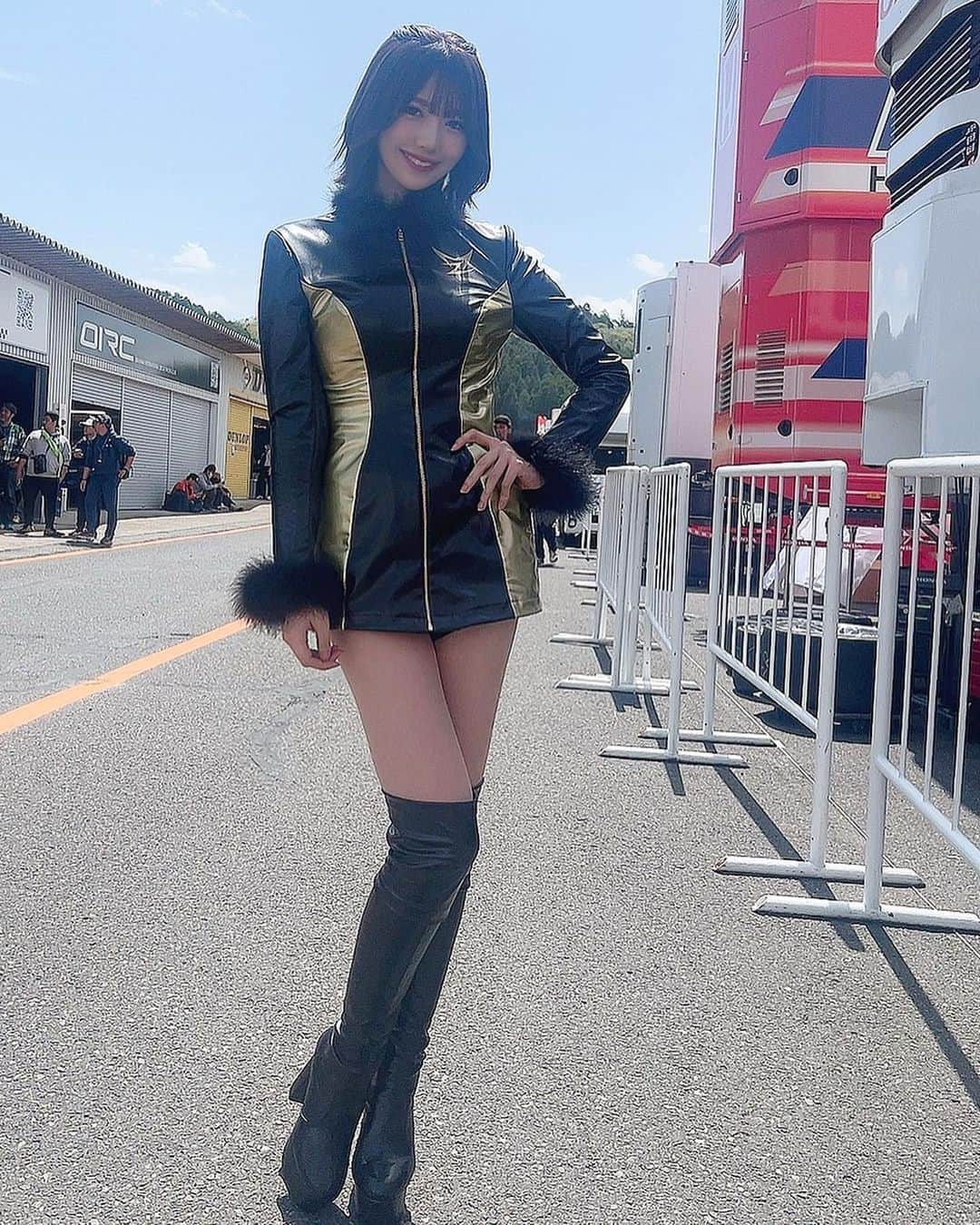 のインスタグラム：「全身スタイル❤️‍🔥  #開幕戦 #supergt #gt300 #6号車 #teamlemans #チームルマン #エムゼス東京 #mzes #レース #race #レースクイーン #racequeen #コスチューム #セクシー #sexy #サーキット #高身長女子 #お披露目 #black #gold #dobot #岡山 #岡山国際サーキット#全身 #スタイル #style #170cm」