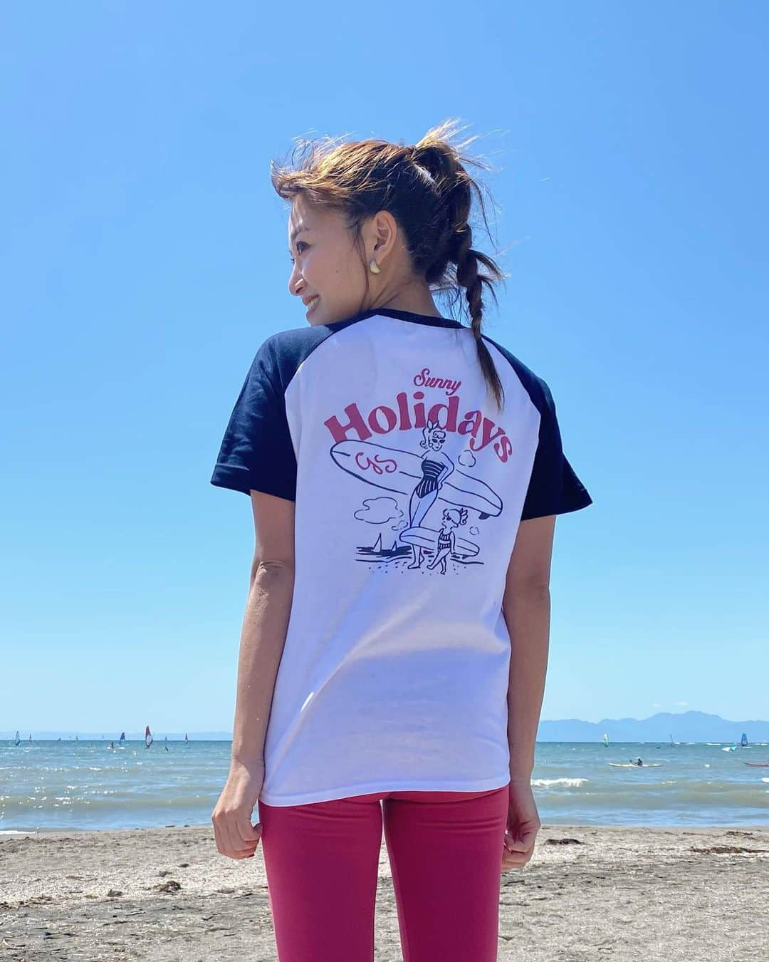 安斉奈緒美のインスタグラム：「ヴィンテージ感かわかわのsunny holiday TEE @glassysea_official のです🐚🏖🕶」