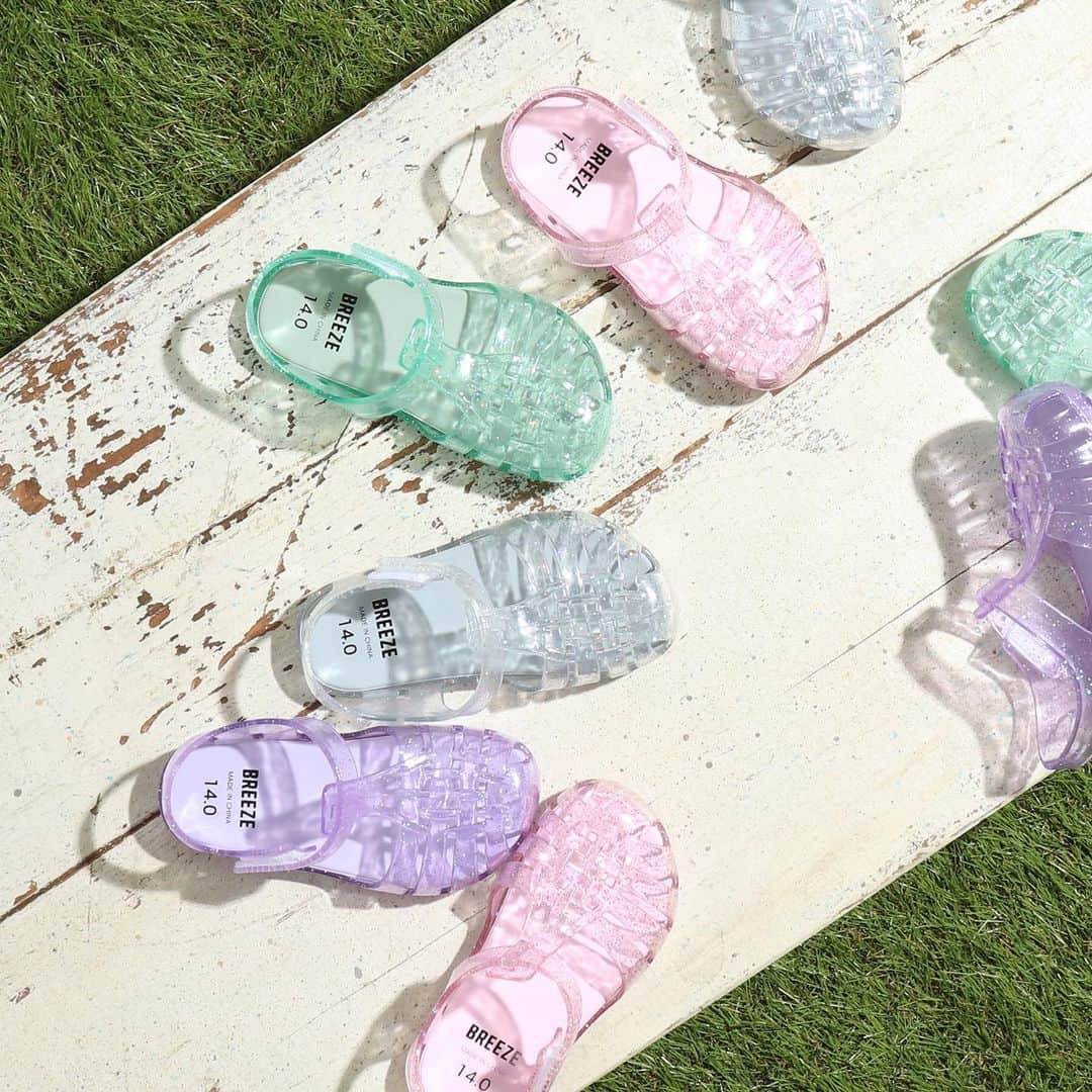 のインスタグラム：「new arrival ブリーズガールの夏コーデにピッタリのサンダルが入荷しました♪ 優しいカラーでどんなコーデにもなじみやすい♡   ■ジェリーサンダル (J249923) ￥1,490(税込)　14cm-19cm   #ブリーズ #breeze #ブリーズキッズ #キッズ服 #子ども服 #おしゃれキッズ #キッズファッション #キッズコーデ #プチプラコーデ #男の子コーデ #むすこーで #男の子服 #娘コーデ #女の子コーデ #女の子服 #おろそい #リンクコーデ #ブリーズコーデ #キッズサンダル #夏コーデ」
