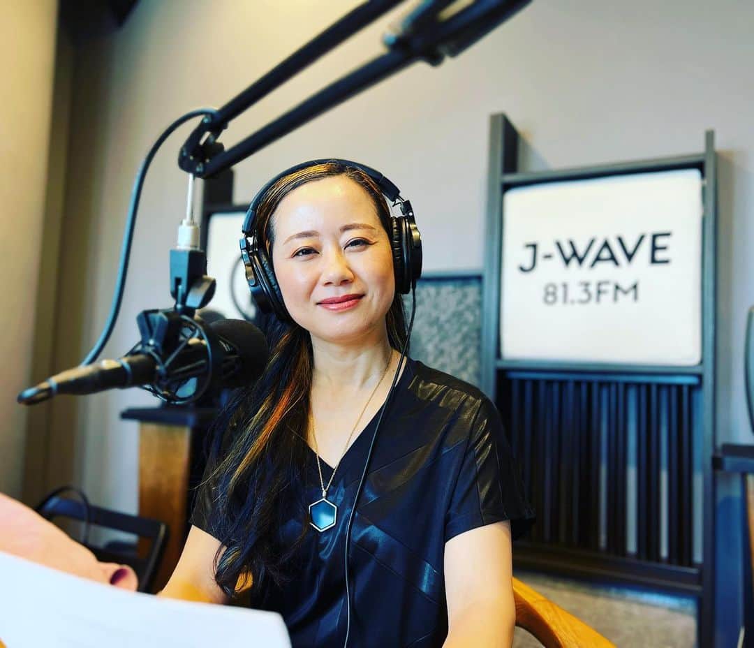 レイチェル・チャンのインスタグラム：「Recording at fm81.3 J-WAVE radio🎧 ラジオの収録でした😊嬉しい再会もあって、楽しい時間だったな〜  #radio #tokyo #japan  #ラジオパーソナリティー #radiodj #バイリンガルナレーター　#jwave」