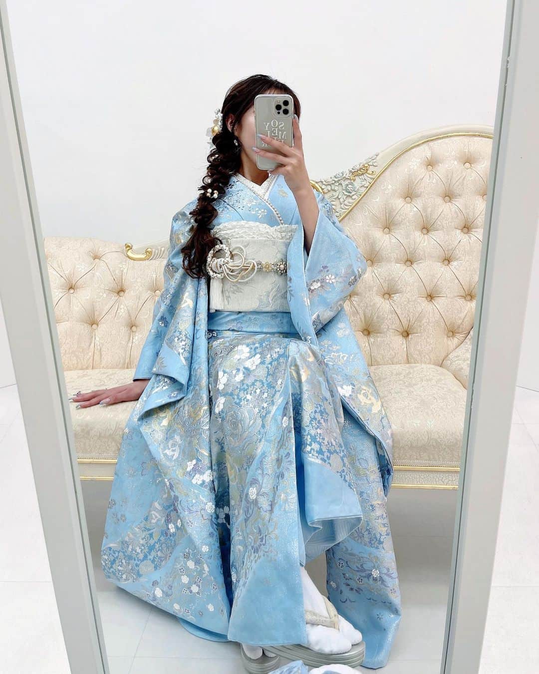 AMIのインスタグラム：「𝐁𝐢𝐰𝐚𝐒𝐚𝐤𝐮𝐫𝐚 🦋🌧 . . 韓国風振袖🇰🇷☁🫧🤍 色違いのピンクもあります~🪞◌𓈒 . ちょっといつもと雰囲気違うくて可愛い🎗 . . . . . . . . . . . . . . . . . . #ootd #fashion #nail #likeforlikes  #followforfollowback #hairstyle  #振袖 #振袖ヘア #成人式 #成人式ヘア  #袴 #卒業式 #振袖前撮り #振袖ネイル #成人式ヘアセット #振袖レンタル  #ヘアアレンジ #ヘアスタイル #髪飾り  #ファッション #びわ桜 #金箔  #ヘアセット  #biwa桜 #ネイル #ネイルデザイン  #ロリータ #韓国ファッション #韓国 #韓国振袖」