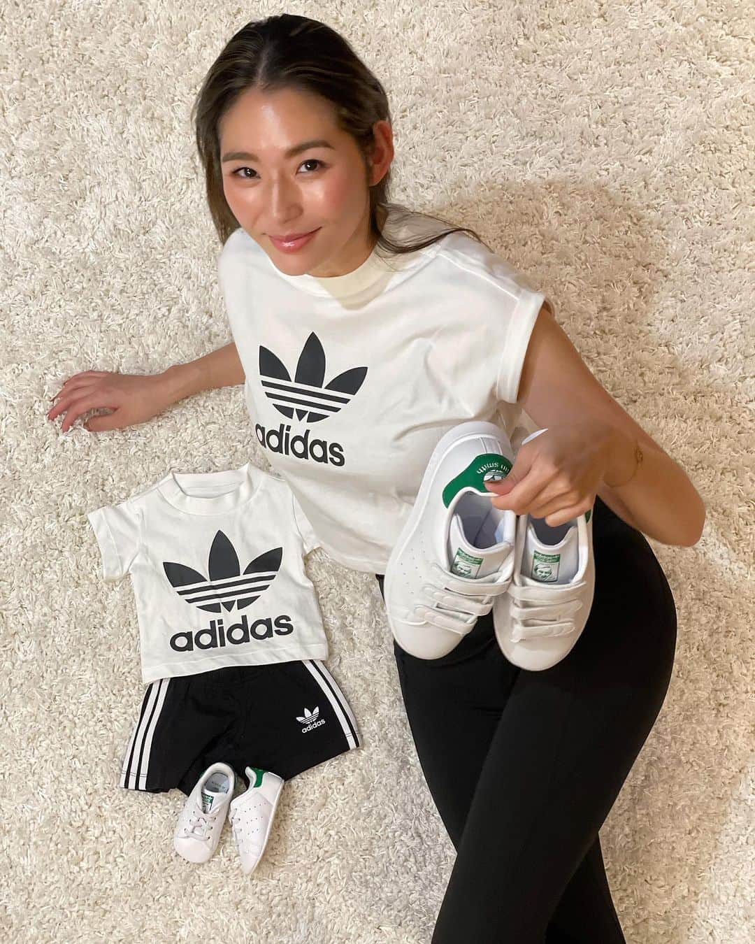 福田萌子のインスタグラム：「お揃い///🔥🔥🔥  いつも何となく色を合わせたり、お揃いのコーディネートをしていますが @adidastokyo だと何となくじゃなくお揃いにできちゃう🥰 マリメッココラボの子ども服もゲットしたよ✌︎  #adidastokyo #adidasoriginals #stansmith」