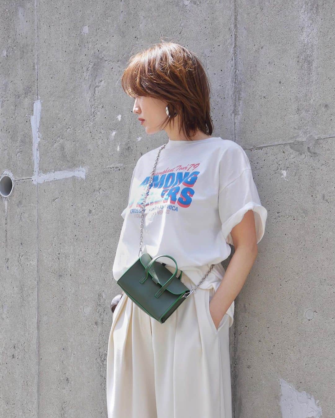 のインスタグラム：「@ungrid_official のロゴTやロゴスウェットってハズレ無しだと思う😌🫶  👚…#ungrid#ツアーロゴルーズtee  👖…#todayful 👜…#adametrope 👡、pierces…#ZARA bangle…#soierie ring…#mou#9ban  .」
