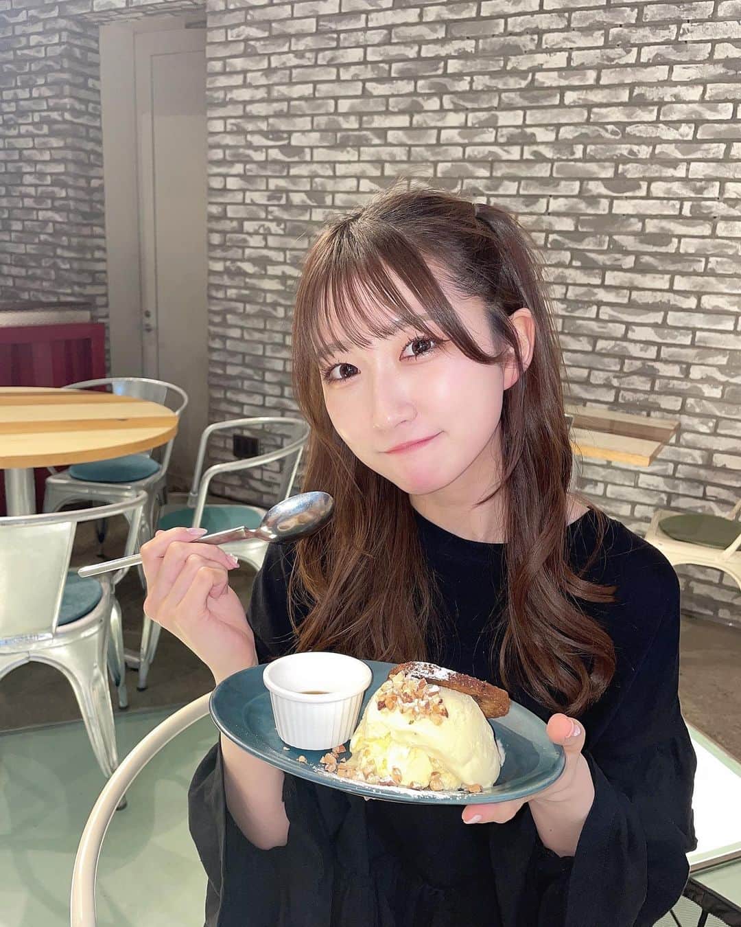 葵井るきのインスタグラム：「🍪 この前食べたクッキーサンド🍨 思ったよりボリューミーだったけどあおいるきさんはペロリでした＾＾ アー写撮影の後にご褒美で食べたので髪型ハーフツインです🐇🎀  #cafestudio #原宿カフェ #表参道カフェ #カフェ巡り #カフェ #クッキーサンド #cafe」