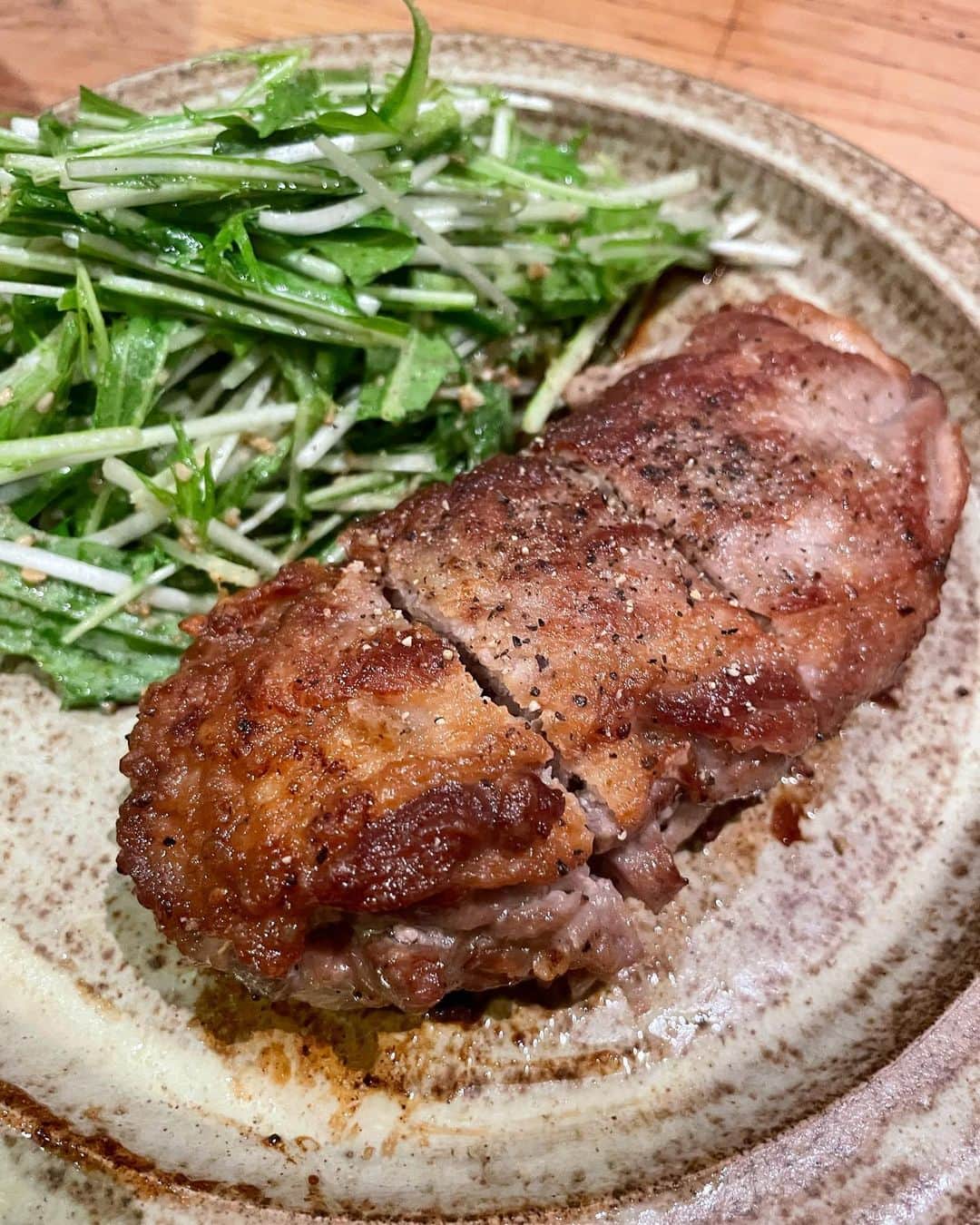 黄川田としえのインスタグラム：「薄切り肉を重ねて重ねて。 \\ミルフィーユトンテキ//  テレビ見てたらものすごく美味しそうなトンテキが出てきて「今日これが食べたいー！！！」とひと騒ぎして練習に行ったリーちゃん。 そんな分厚い豚ロースはうちにはないし買いにも行きたくないと思ってたら、ちょうどふるさと納税返礼品の豚肉の薄切りがたくさん来てたんだった。  その薄切りのもも肉を重ねて重ねて、いい厚さが出たわ♡  塩胡椒して、小麦粉を薄くまぶして形を整え両面こんがり中までしっかり焼いてステーキに。  酒、みりん、醤油を絡めてソースにして出来上がり。  食べやすくてジューシーでめちゃくちゃ美味しかった。 普通のトンテキより好きかも😋 わりときれいに揃った切り落とし肉だったけど、そうじゃなくても重ねたら出来ますね！牛でも羊でも。  練習から帰ってきたリーちゃんも珍しくリクエスト通りのトンテキに大満足なお顔でした。  #tottogohan  #ミルフィーユトンテキ #豚ステーキ#切り落としレシピ #おうちごはん #器#器好き#vintageplate」