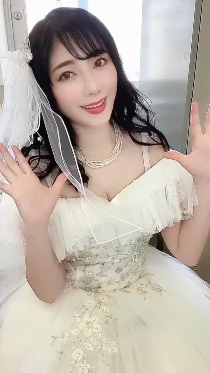 いけながあいみのインスタグラム：「くるりんぱっ🌼 ・ 朝一で美容院行って髪を巻き巻きしてもらいました☺️  #黒髪 #黒髪ロング  #巻き髪  #ヘアアレンジ #こんばんは #白 #アイドル #ドレス #ドレスヘア #ロングヘア #ヘア #巻き髪ロング」