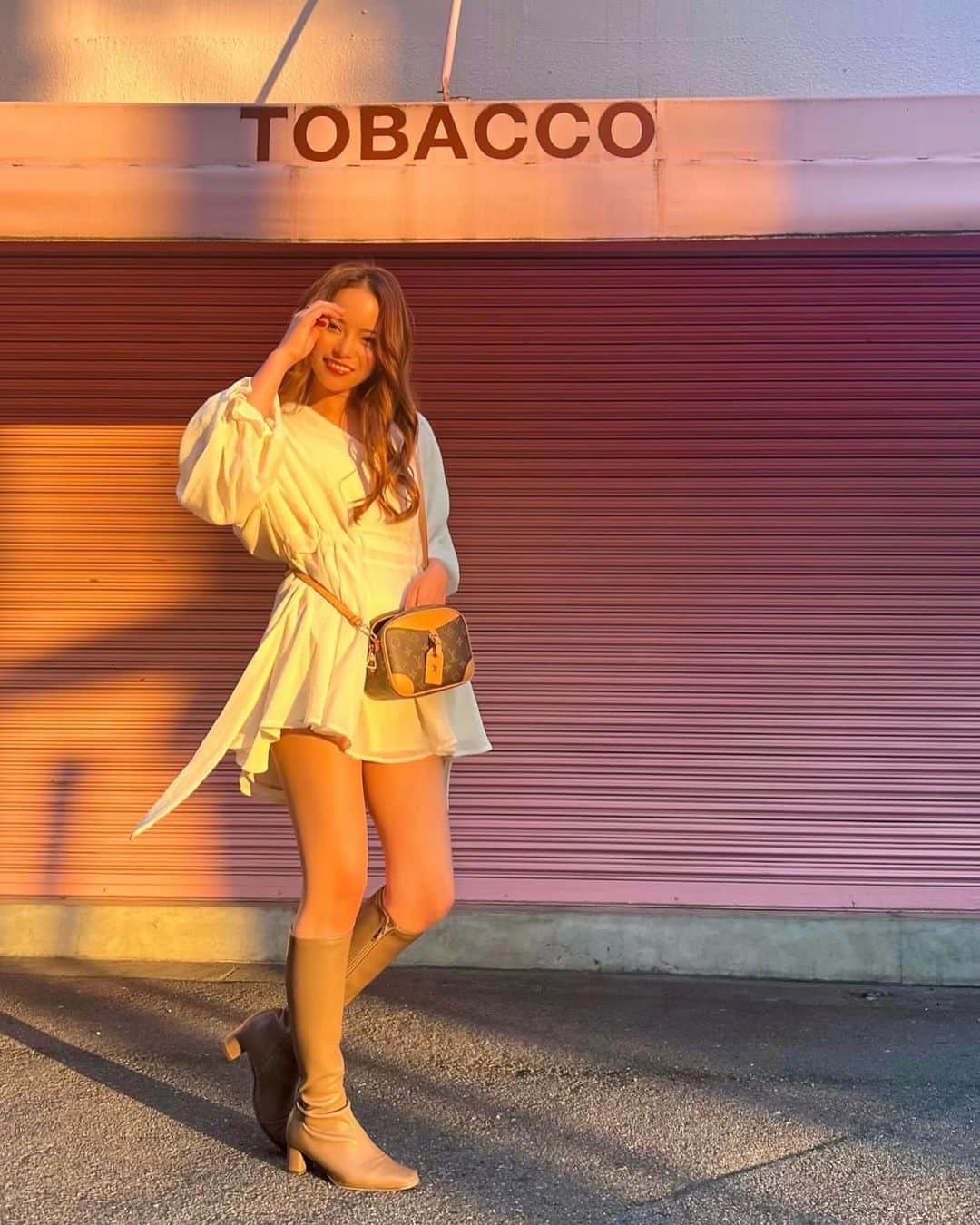 DJ NANAのインスタグラム：「@acym_official で一目惚れしワンピを買って 可愛くて可愛くて可愛くて 可愛さを伝えたいのに安定にポージングセンスがくそ(*'ω'*)   #Acym #かわいい #前後2way #お気に入り #ピンクの壁かわいい #と思ったらタバコ屋だった #非喫煙者」