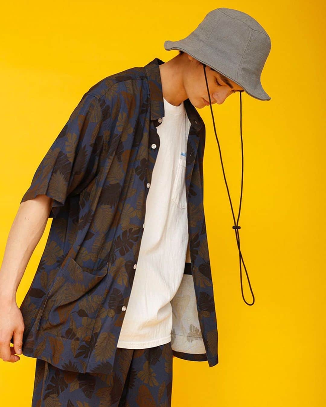 ジョンブルさんのインスタグラム写真 - (ジョンブルInstagram)「【柄シャツと夏。】 MENS SUMMER PATTERN STYLES  毎年ご好評頂いているパターンレーヨンシリーズに新作が登場。  ドレープ感のあるレーヨン素材に施した総柄プリントはJOHNBULLオリジナルの柄となっております。  シックな着こなしからインパクトたっぷりのスタイリングまで夏におすすめな柄アイテムスタイルをご紹介いたします。  ■特集ページはこちら https://www.privatelabo.jp/contents/feature/?p=1571354  #johnbull #johnbullprivatelabo #johnbullprivatelabomens #johnbullmens #2023ss #2023springsummer #ジョンブル #ジョンブルプライベートラボ #ジョンブルプライベートラボメンズ #ジョンブルメンズ #2023年春夏新作紹介 #2023年春夏新作  @johnbull_private_labo  @johnbull_private_labo_mens」4月17日 18時53分 - johnbull_private_labo