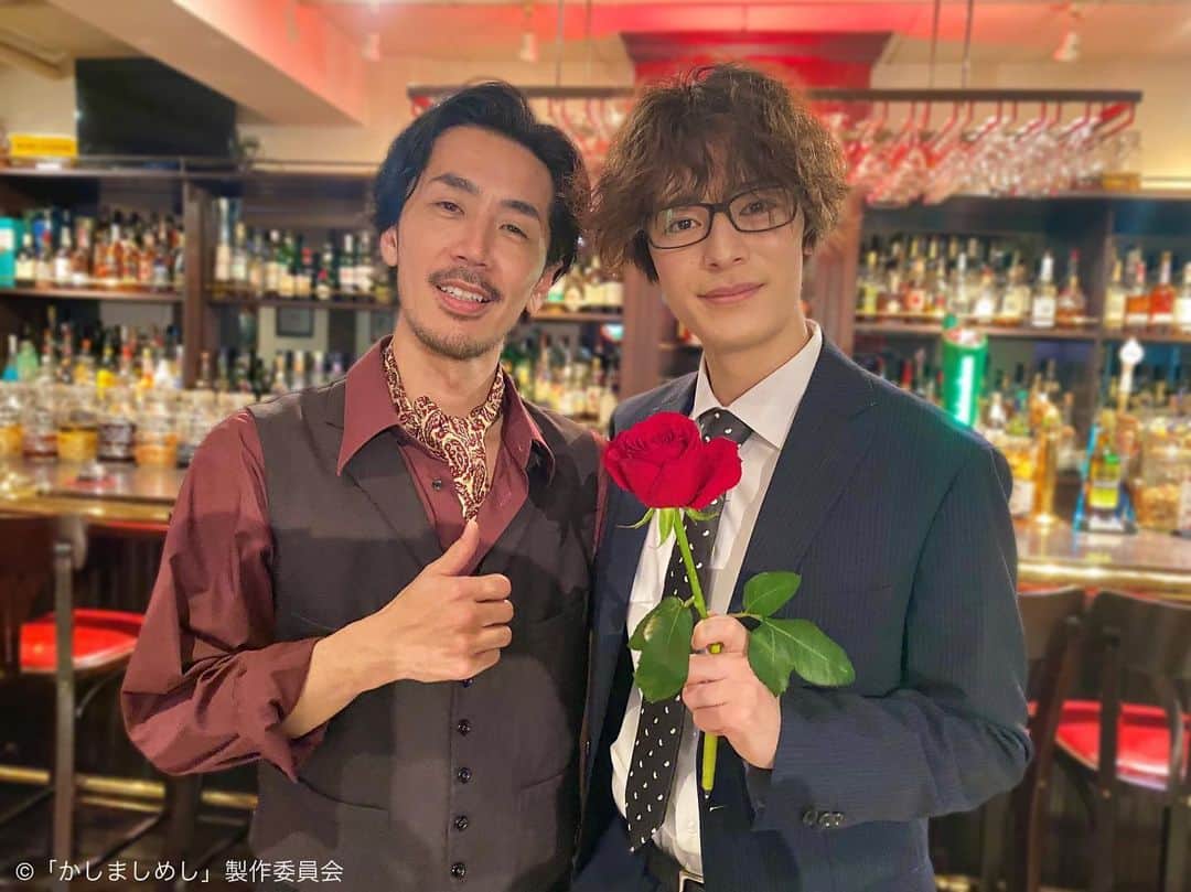阿部大輔のインスタグラム：「この度、テレビ東京にて毎週月曜23:06から放送中の「かしましめし」第4話にてバーのマスター役としてカメオ出演させていただきました。 主演を務めるのは前田敦子さん、成海璃子さん、塩野瑛久さんになります。 僕は塩野瑛久さん、芹澤興人さんとの共演となり見どころ満載の第4話です😉 ㅤㅤㅤㅤㅤㅤㅤㅤㅤㅤㅤㅤㅤ テレビ東京にて5/1(月)23:06から第4話放送となります。 ㅤㅤㅤㅤㅤㅤㅤㅤㅤㅤㅤㅤㅤ是非リアタイで一緒に見ましょうね🌹 ふくだ監督この度はありがとうございました！！ ㅤㅤㅤㅤㅤㅤㅤㅤㅤㅤㅤㅤㅤ」