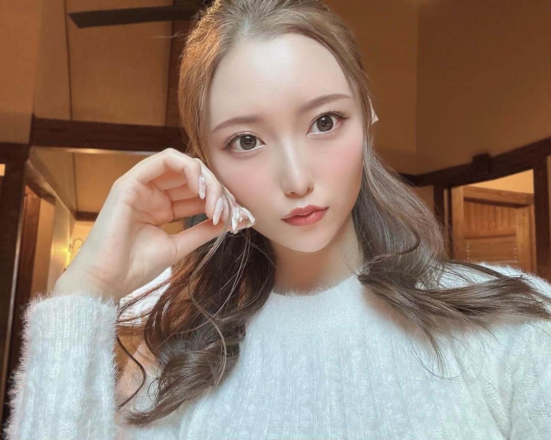 山下舞のインスタグラム：「メイクも服も甘々なスタイルだった日🍑 ⁡ ⁡ ⁡ #ガーリー#ハーフアップ#ニットトップス#お出かけ #フレアスカート#プチプラ#韓国コスメ#一棟貸し宿 #デートコーデ#色気#大人女子コーデ#旅行#海と森 #韓国風メイク#ミルクティーカラー#春服#淡路島」