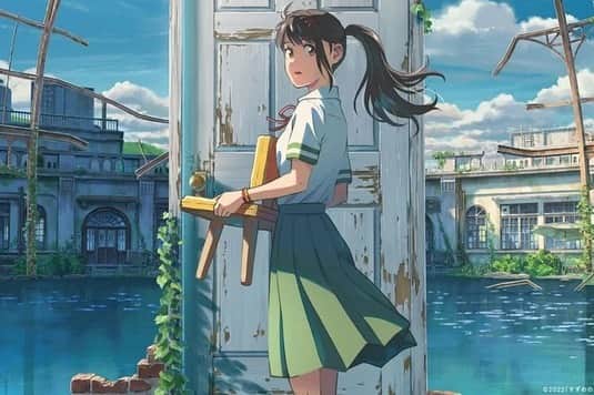 ウェイ・ルーシュエンのインスタグラム：「今天一個人去看《鈴芽之旅》，結果真的只有我一個人看，我要進去的時候，售票小姐問我會不會怕，我說有一點，她說：「沒關係，我都在外面。」  oh…好溫暖。  #推微風影城  /  完全可以理解鈴芽橫衝直撞的愛，因為我也是這樣all in的笨蛋，如果我喜歡的人變成椅子，我一定也會和她一樣，到處追著椅子跑，我可以和椅子對話，和椅子一起睡覺，親椅子也沒有問題，因為愛了就是愛了。  「好像喜歡的人，都是突然遇見的。」  我一直想搞懂，愛要怎麼踩煞車，喜歡為什麼不能那麼快，喜歡要怎麼忍耐，可以忍住不聯絡，但是想念忍不住⋯  「所以別再擔心了，未來不可怕，你以後還會喜歡上別人，也會遇到許多很喜歡你的人。雖然你現在可能覺得一片黑暗，可是早晨總是會來臨。」  我的心裡好像也住著蚯蚓，需要要石，需要關門師。  「唯一能陪你走出傷痛的人，永遠只有自己。」  #來賓點播一首_門 #來賓多唱一句_還不太了解你_但喜歡你」