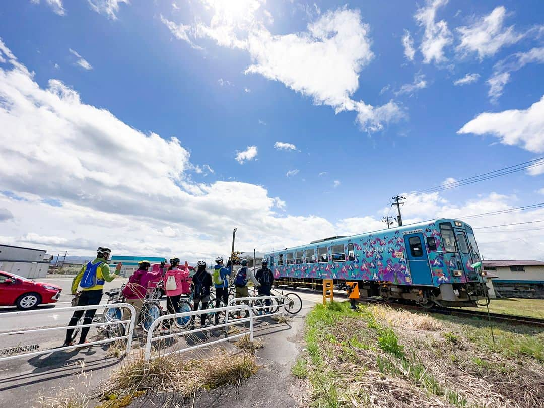 やまがた長井観光局のインスタグラム：「ガイドと行く自転車ポタリングツアー 南陽市【熊野大社と足湯・桜巡り】編を開催しました🌸🚲  桜吹雪と春の嵐を時おり浴びながらのツアーとなりましたが、みんな無事に楽しくサイクリングを満喫！ 花がなければ団子を、と言わんばかりに各所各所で美味しいグルメを満喫し、今回も「消費カロリーより摂取カロリーの方が多い」一日になりました🍡🍩🍦  次回は・・・ 4月22日　国鉄長井線の歴史と桜巡り『山形鉄道 全線開通100周年コラボ』 4月23日　川のみなとまち・桜巡り の２回です！ 特に22日は今年の目玉で、山形鉄道の足跡を辿る特別回でもあります🚃 どちらも、まだまだ【受付中】です。ぜひご参加お待ちしてます♪  🔽申込・詳細🔽 ［やまがたアルカディア観光局］で検索🔍 右上の「ARCADIA'S SHOP」より 「ガイドと行く自転車ポタリングツアー2023【レンタサイクル付】」をクリック👈  #山形 #おきたま #長井市 #長井旅 #ながいたび #東洋のアルカディア #やまがたアルカディア観光局 #サイクリング #サイクリング日和 #サイクリング女子 #ポタリング #ポタリング日和 #ポタリングご飯 #自転車旅 #自転車観光 #山形ポタリング #山形サイクリングロード #山形ポタリング #山形ポタリング倶楽部 #山形県サイクルツーリズム」