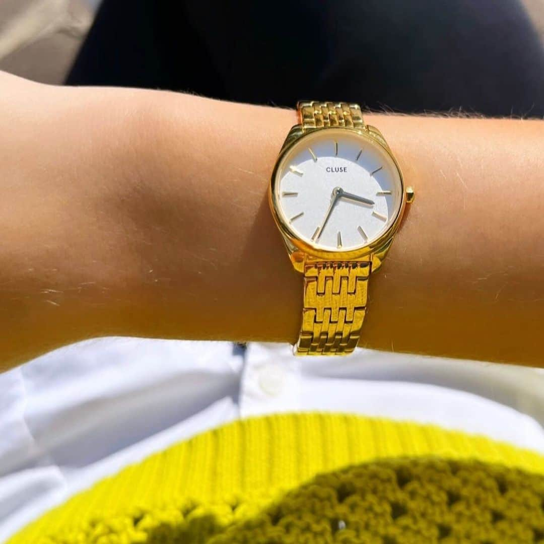 CLUSEのインスタグラム：「Up your spring glam? We've got you covered with our Féroce Mini in gold 🌟✨ #CLUSE #CLUSEclub  Photo by @doramesdo  . . . . #ss23 #newcollection #summerstyle #springtrends #womenswatches #womensstyle #outfitinspo」