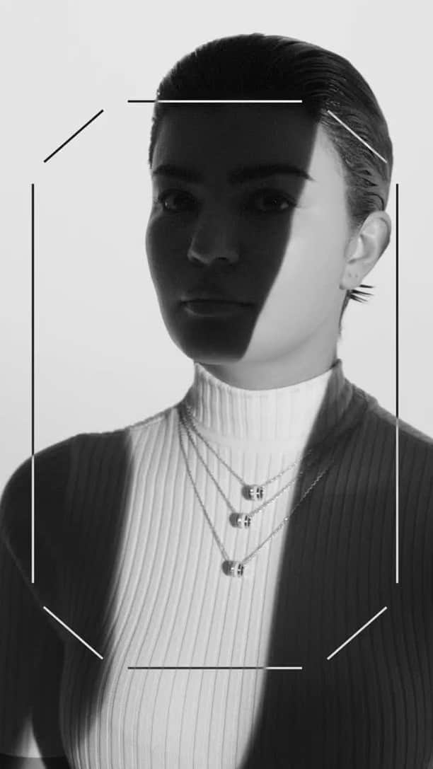 ブシュロンのインスタグラム：「Whiter than white.⁣ Flash. Light. Wrap yourself in new  Double White Edition and illuminate every angle.⁣ ⁣ #BasicnotBasic⁣ #BoucheronQuatre」