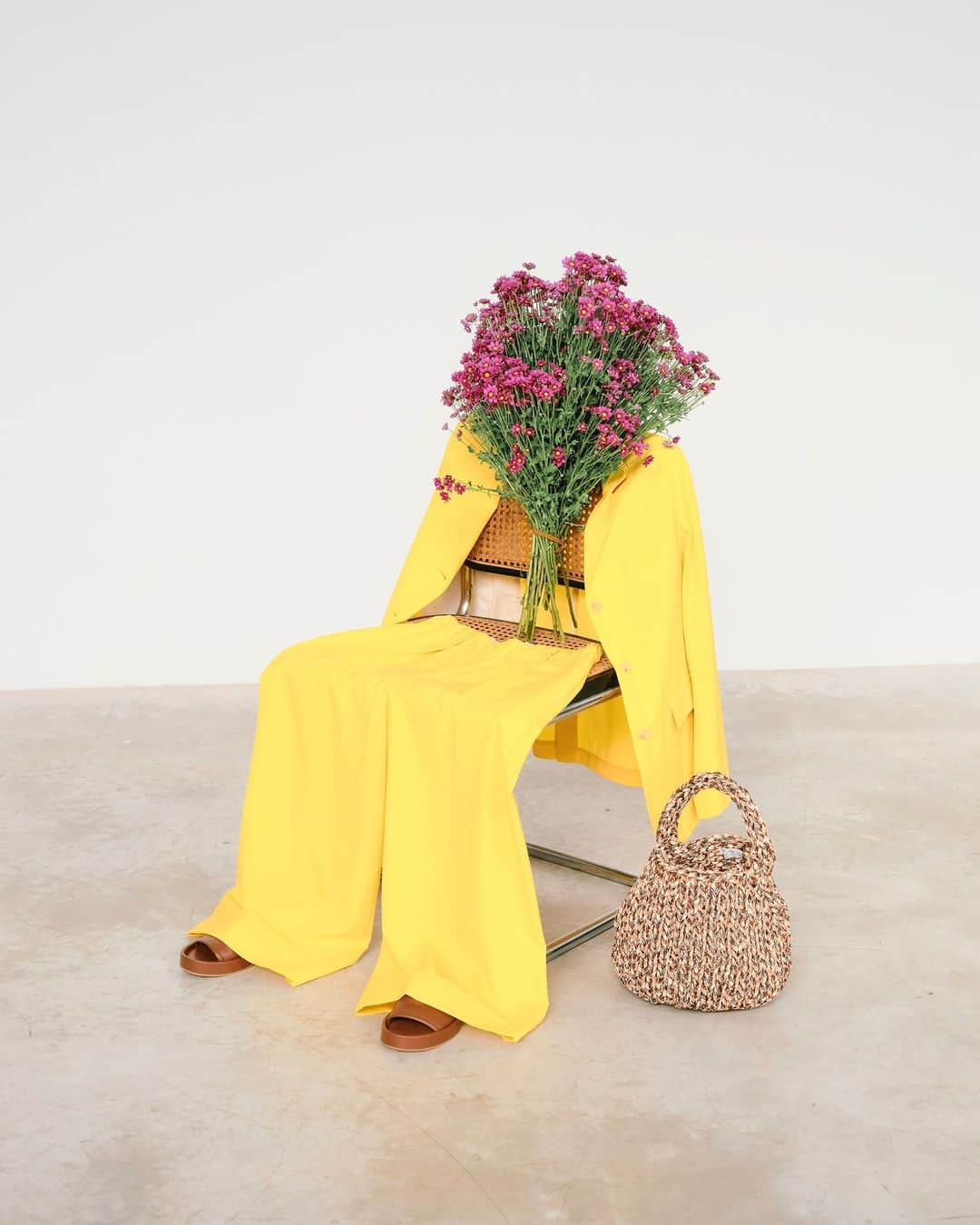 アリジのインスタグラム：「Summer Monday uniform 🌼  Sole suit available now in boutique or online, to enlight your working week!  #alysi #ss23 #chapter2 #swingnflowers」