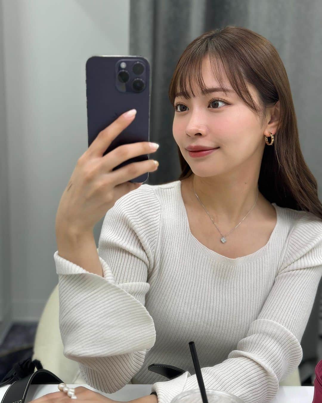高木由梨奈のインスタグラム：「袖がフレアになっててデコルテが広めに空いてるトップス🩶 生地も柔らかくてとっても使いやすい🌼 骨格ストレートさんにおすすめのGRL２万円分購入品動画撮影しました🫶 全部大当たりすぎだから早く紹介したい〜！！🥹  #骨格ストレート #プチプラコーデ」