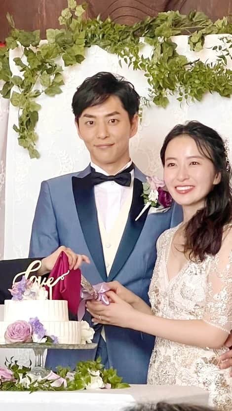 岩間恵のインスタグラム：「4.17. 結婚式からちょうどもう１年だなんて 時が経つのが早すぎて信じられない...ので 記念に動画を😏🥰(YouTubeにもある動画ですが)  大好きな私たちのプランナーさんが 『結婚式はふたりのお守り』と言ってくださったのが忘れられなくて、喧嘩したりお互いイライラしたりした時は、この日のことを思い出すようにしています😂💐  素敵なエンドロール作ってくださった @lavie.movie さんにも感謝...！🌼  #結婚式ムービー #エンドロールムービー #結婚式エンドロール #weddingmovie #沖縄ウェディング」