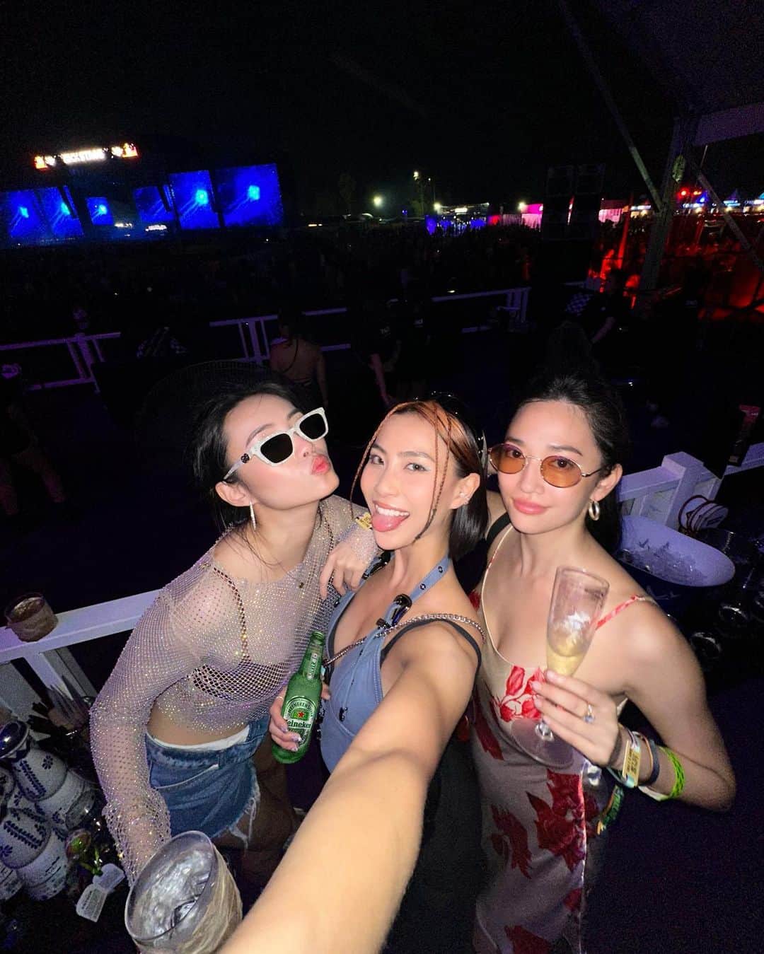 ソニアのインスタグラム：「Tag a friend that is so hard to catch up with!! 💀  Can you spot the difference? I’ve missed my fair share of parties and moments with friends cos of my crazy schedule… but I don’t wanna ghost them - I try my best to be there and treasure every minute!   Heineken Silver is throwing a ‘Ghosted Bar’ party that is open to you on 19 April, at No. 5 Emerald Hill, from 7pm to 11pm!! There’s gonna be tons of ‘paranormal’ activities to take part in and experience, including generating and interacting with a ‘ghost’ of their friends stuck at work 👻  P.S. Try the Ghost Generator and generate an invite to your friends: heineken.com/ghostgenerator  #workresponsibly #theghostedbar #heinekensilver #sp」