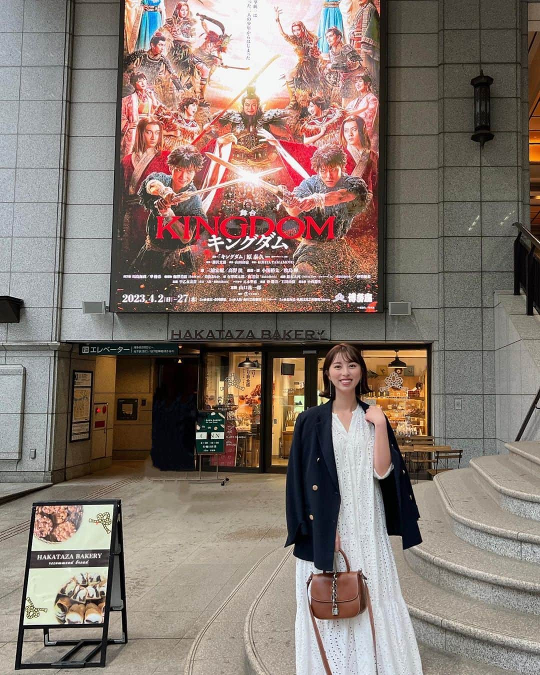 太田江莉奈さんのインスタグラム写真 - (太田江莉奈Instagram)「.  📍博多座『舞台 キングダム』  . .  原作は映画でしか再現出来ないだろうなと 思ってたから度肝を抜かれました😳 こんなに忠実に再現してるなんて！！  個人的に1番感動したのは 趙に人質として捉えられていた嬴政を 紫夏が救って脱出させるシーン。  原作のまんま過ぎたし 紫夏役の朴璐美さんの演技で涙腺が崩壊しました...  他のキャスト陣も映画に負けず劣らずの原作再現度で 終始声が出そうでした😂  別キャストでもう一回観たいなぁ...  . .  #博多座#舞台#キングダム #舞台キングダム#中洲川端 #えりなの舞台日記#舞台キングダム」4月17日 19時14分 - erina_o_