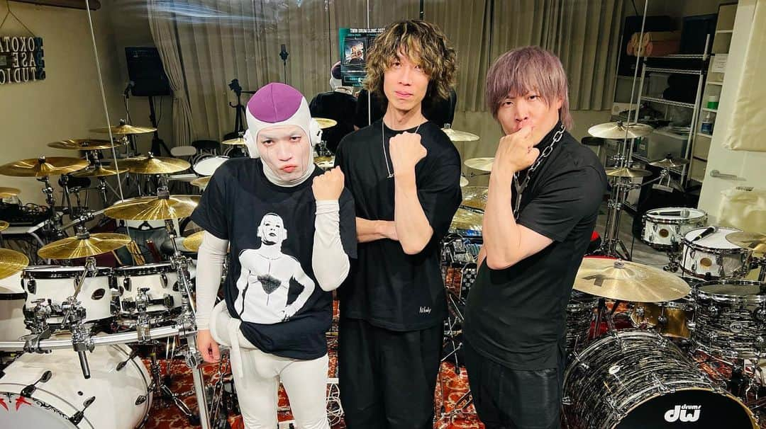 大喜多崇規さんのインスタグラム写真 - (大喜多崇規Instagram)「ツインドラムクリニックでした 。 HIDEHIRO @hidehiro_drummer  。 司会にフリーザック　@freezack0111  。 写真のポーズには神回クリニックの本編が影響しています。本当に突き抜けててエネルギー溢れたものになりました！ありがとうございました〜 。 ドラムもメインキットを持ち込むことが出来ましたよ」4月17日 19時14分 - oniy02