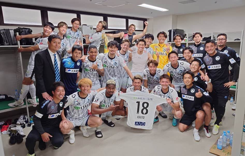 永井建成さんのインスタグラム写真 - (永井建成Instagram)「【J3第7節】 VS FC岐阜 0-1勝ち 昨日もアウェイにも関わらず沢山の熱い応援ありがとうございました！ 先週のホーム初勝利を無駄にせず勝ち切ることができたのはチームとして良かったと思います。 個人的には特別な思いを持って試合に挑みました。 ちょうど7年前の4月16日は熊本地震があった日でした。 今でもあの出来事は覚えてるし、決して忘れてはいけないできごとです。その中で昨日無失点勝利できて本当に良かったと思ってます。 これからも自分らしく顔晴っていきます！ 引き続き応援よろしくお願いします！ ・ ・ @fcosaka_official  @roassokumamoto_official  ・ ・ #J3 #j3リーグ #fc岐阜 #アウェイ #無失点勝利 #まだまだこれから #次節は #ホーム戦 #花園ラグビー場 #応援よろしくお願いします#第二の故郷 #大好きな #熊本 #皆んなに会いたいなぁ #がまだせ熊本 #またいつの日か」4月17日 19時14分 - tatsu7729