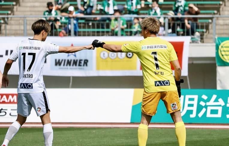 永井建成さんのインスタグラム写真 - (永井建成Instagram)「【J3第7節】 VS FC岐阜 0-1勝ち 昨日もアウェイにも関わらず沢山の熱い応援ありがとうございました！ 先週のホーム初勝利を無駄にせず勝ち切ることができたのはチームとして良かったと思います。 個人的には特別な思いを持って試合に挑みました。 ちょうど7年前の4月16日は熊本地震があった日でした。 今でもあの出来事は覚えてるし、決して忘れてはいけないできごとです。その中で昨日無失点勝利できて本当に良かったと思ってます。 これからも自分らしく顔晴っていきます！ 引き続き応援よろしくお願いします！ ・ ・ @fcosaka_official  @roassokumamoto_official  ・ ・ #J3 #j3リーグ #fc岐阜 #アウェイ #無失点勝利 #まだまだこれから #次節は #ホーム戦 #花園ラグビー場 #応援よろしくお願いします#第二の故郷 #大好きな #熊本 #皆んなに会いたいなぁ #がまだせ熊本 #またいつの日か」4月17日 19時14分 - tatsu7729