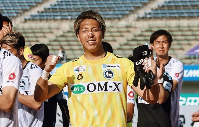 永井建成さんのインスタグラム写真 - (永井建成Instagram)「【J3第7節】 VS FC岐阜 0-1勝ち 昨日もアウェイにも関わらず沢山の熱い応援ありがとうございました！ 先週のホーム初勝利を無駄にせず勝ち切ることができたのはチームとして良かったと思います。 個人的には特別な思いを持って試合に挑みました。 ちょうど7年前の4月16日は熊本地震があった日でした。 今でもあの出来事は覚えてるし、決して忘れてはいけないできごとです。その中で昨日無失点勝利できて本当に良かったと思ってます。 これからも自分らしく顔晴っていきます！ 引き続き応援よろしくお願いします！ ・ ・ @fcosaka_official  @roassokumamoto_official  ・ ・ #J3 #j3リーグ #fc岐阜 #アウェイ #無失点勝利 #まだまだこれから #次節は #ホーム戦 #花園ラグビー場 #応援よろしくお願いします#第二の故郷 #大好きな #熊本 #皆んなに会いたいなぁ #がまだせ熊本 #またいつの日か」4月17日 19時14分 - tatsu7729