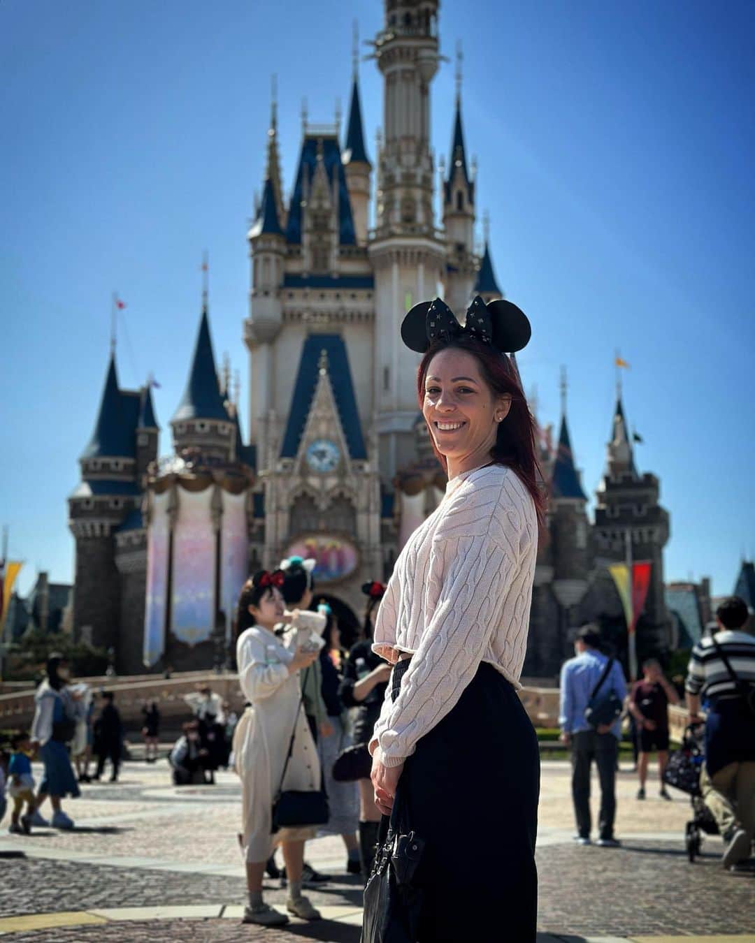 ニコーレ・デラ・モニカのインスタグラム：「Nicky Mouse 😜   #disneyland #tokyo #disneylandtokyo #disney #nippon #themepark #dayoff #japan #italiangirl #funnyday #fun #minnie #minniemouse #nicky #nickymouse」