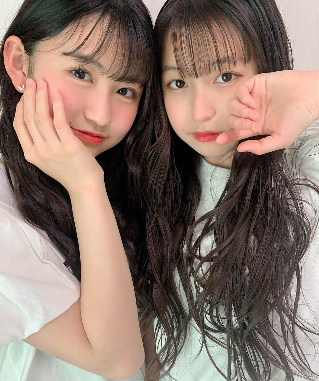 ゆめ & じゅなさんのインスタグラム写真 - (ゆめ & じゅなInstagram)「久しぶりのままカメラ✨  そして久しぶりのツーショットっ！！  ほっぺのお肉を手で隠してみました笑笑  小顔マッサージ毎日がんばります😊  #野崎結愛 #野崎珠愛 #ゆめじゅな #姉妹  #2歳差姉妹 #仲良し姉妹 #おそろい  #双子コーデ #おそろコーデ  #巻き髪 #おろし #07 #09  #fjk #sjc #小顔ポーズ #ほっぺ  #小顔マッサージ」4月17日 19時06分 - yumejuna