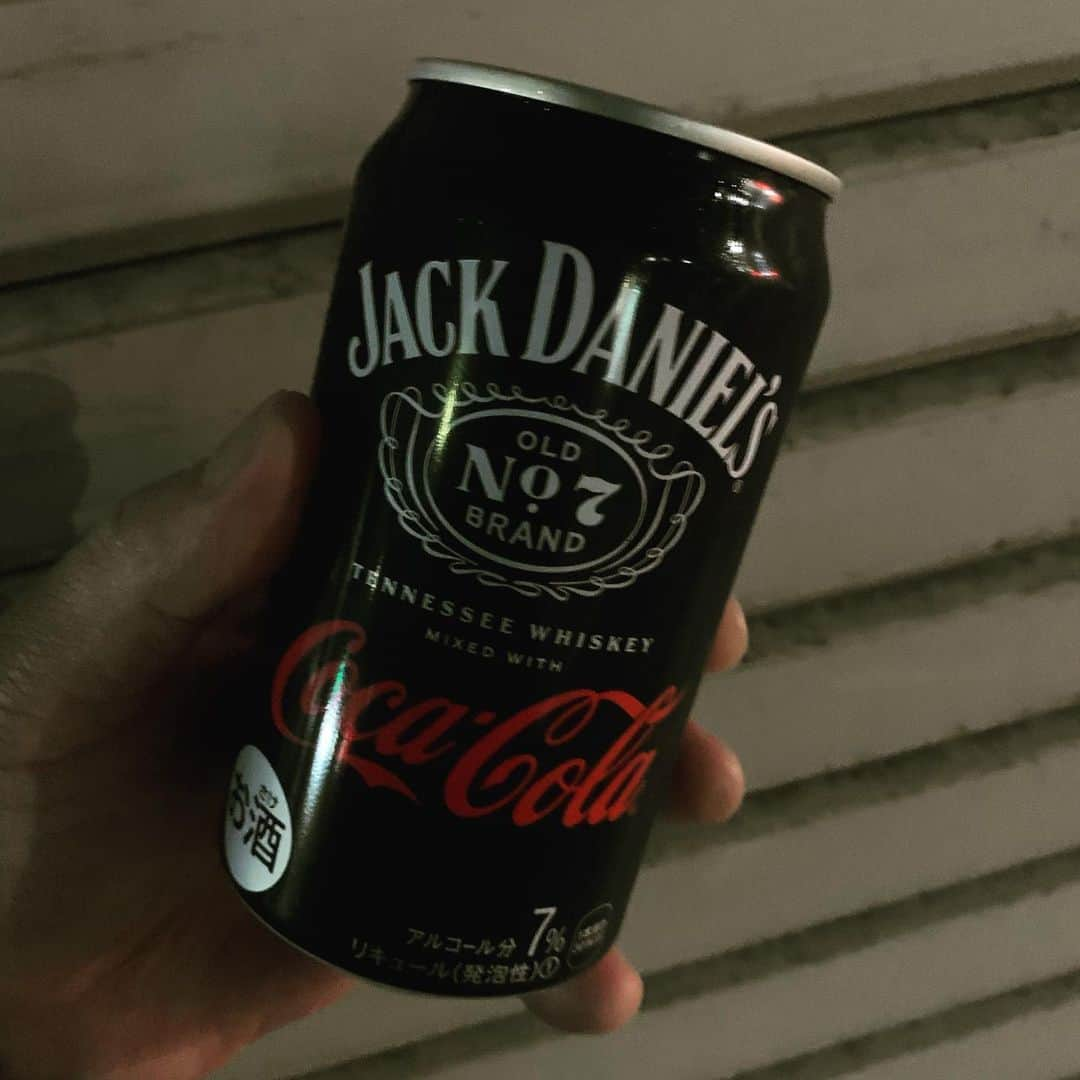 飯田カヅキさんのインスタグラム写真 - (飯田カヅキInstagram)「業務終了、即酒！  #ジャックダニエルコーラ #jackdanielscola #ジャックダニエル  #jackdaniels #コカコーラ #cocacola」4月17日 19時09分 - kazukiiida_strange