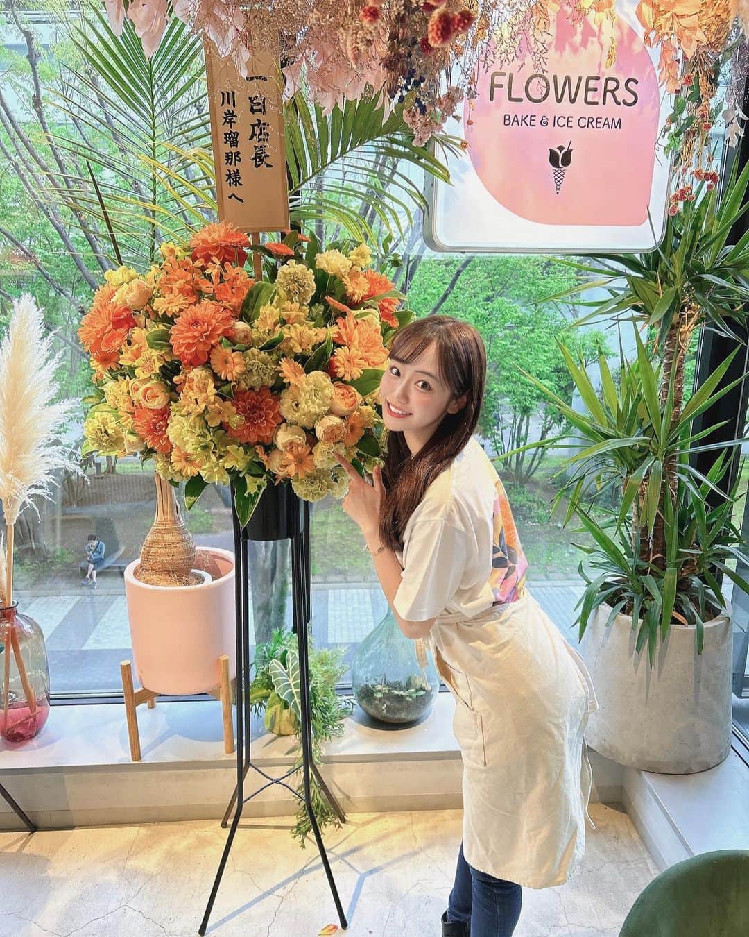 かわぎしるなのインスタグラム：「1日店長をやらせて頂きました💐  初めてのイベントで、始まるまでドキドキだったのですがたくさんの方が来てくだり、とっても幸せな時間でした🤍🕊️  大きなジャイアンツカラーのフラワースタンドも、たくさんのプレゼントも本当にありがとう🐰🧡 新幹線や飛行機に乗って会いに来てくださる方々や、お仕事をお休みしてまで会いに来てくださる方々もいて、みんなのそんな優しさを改めて感じることができました😳  またお会い出来る機会を作れるよう頑張ります🤜🏻💕︎  #flowersbakeandicecream #cafe #café  #カフェ #カフェ巡り #立川 #立川カフェ #立川グルメ #日比谷花壇 #フラワースタンド」