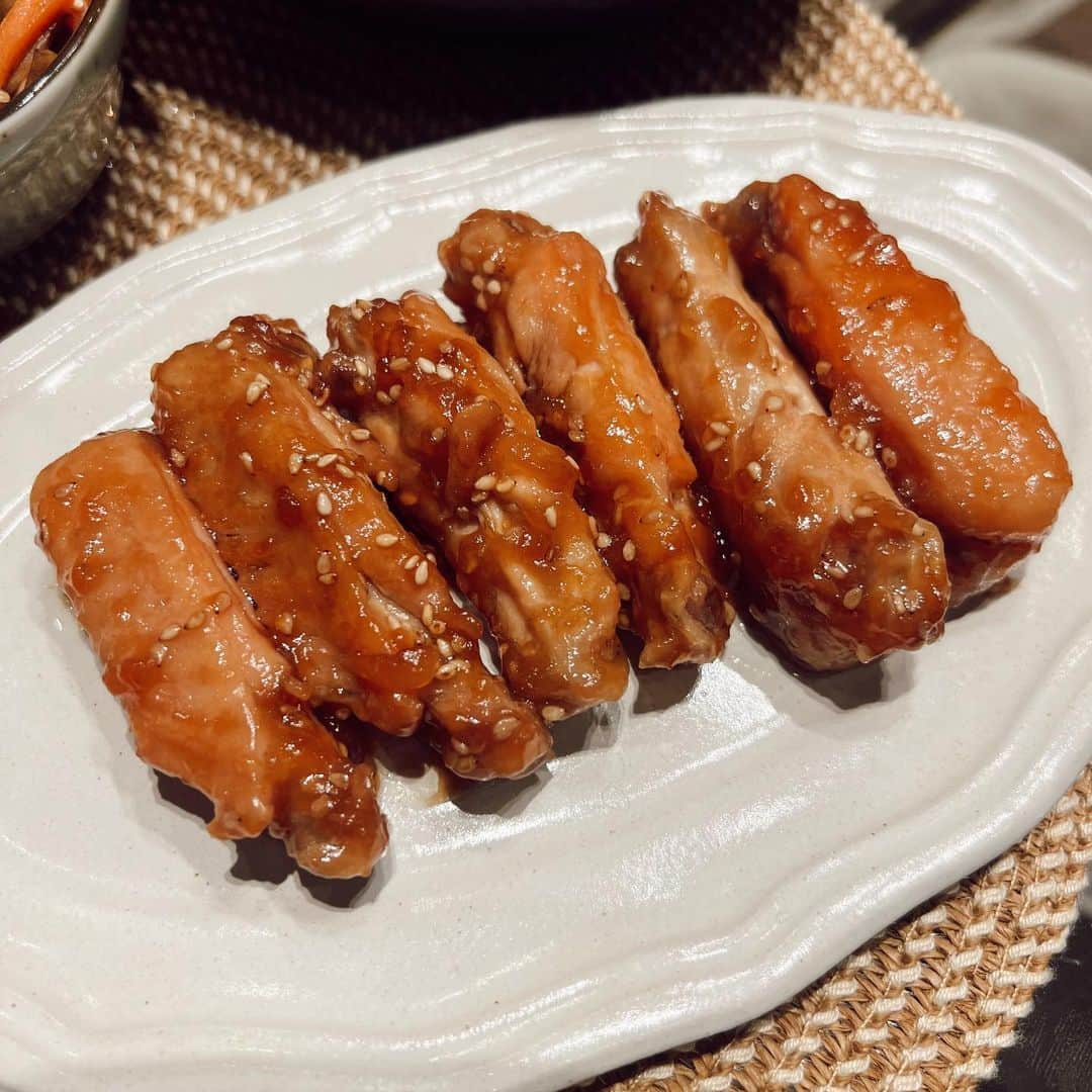 浪花ほのかさんのインスタグラム写真 - (浪花ほのかInstagram)「蒸し焼売定食🥟❣️ ・焼売のせいろ蒸し ・ニラ玉 ・きんぴらごぼう ・那須のお浸し ・甘辛チキン ・わかめのお味噌汁  ナスの栄養素の中でカリウムは特徴的なもののひとつで、真夏には食欲がなくなったりするので、夏バテを予防できたりします！！🥵🔆    #夜ご飯 #簡単レシピ #おうちごはん #牛肉レシピ  #今日の献立 #焼売 #せいろ蒸し」4月17日 19時12分 - nnwhnk