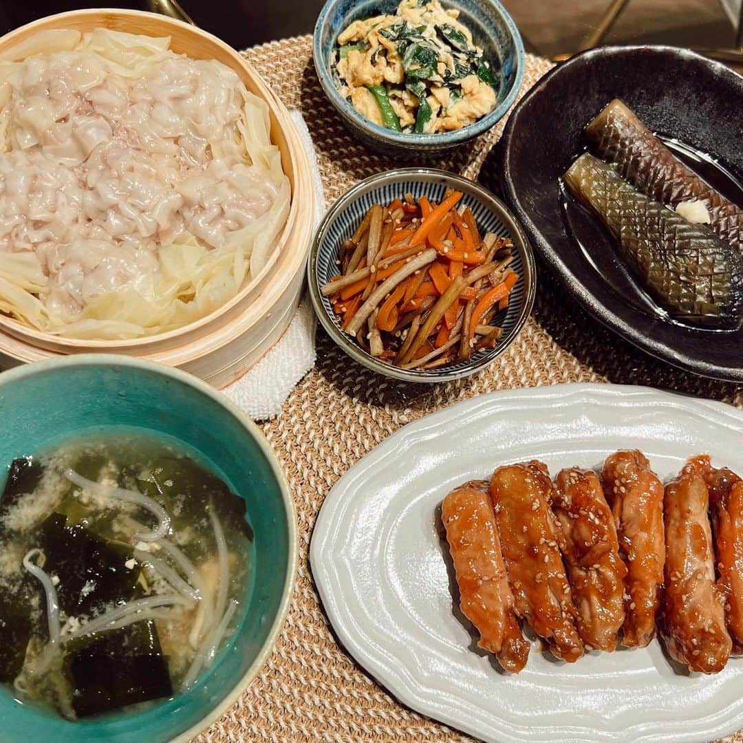 浪花ほのかのインスタグラム：「蒸し焼売定食🥟❣️ ・焼売のせいろ蒸し ・ニラ玉 ・きんぴらごぼう ・那須のお浸し ・甘辛チキン ・わかめのお味噌汁  ナスの栄養素の中でカリウムは特徴的なもののひとつで、真夏には食欲がなくなったりするので、夏バテを予防できたりします！！🥵🔆    #夜ご飯 #簡単レシピ #おうちごはん #牛肉レシピ  #今日の献立 #焼売 #せいろ蒸し」