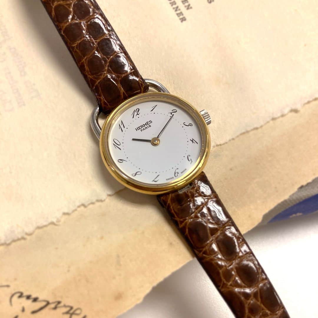 のインスタグラム：「HERMES 1978年に誕生したエルメスの「アルソー」。 鞍（くら）の両脇に下げて足をかける馬具、鐙（あぶみ）からインスピレーションを得たデザイン。上下非対称のラグを採用したラウンドケースと、軽やかで流れるようなフォントのインデックスが特徴的なシリーズです。  item Vintage HERMES Arceau quartz price ¥77,000 tax in 🧺商品リンクはハイライトから  ※こちらの商品は一点ものの中古商品です。現品売り切れの際はご容赦くださいませ。  #vintage #hermes #hermeswatch #hermeslover #vintagehermes #hermès #エルメス #アクセサリー #ヴィンテージアクセサリー #vintagefashion #vintagewatch #ヴィンテージ #ヴィンテージ雑貨 #ヴィンテージウォッチ #アンティーク #アンティークウォッチ #古い物 #古着 #古着コーデ #古着女子 #ご褒美 #自分へのご褒美 #丁寧な暮らし #antique #antiquewatch #Arceau」
