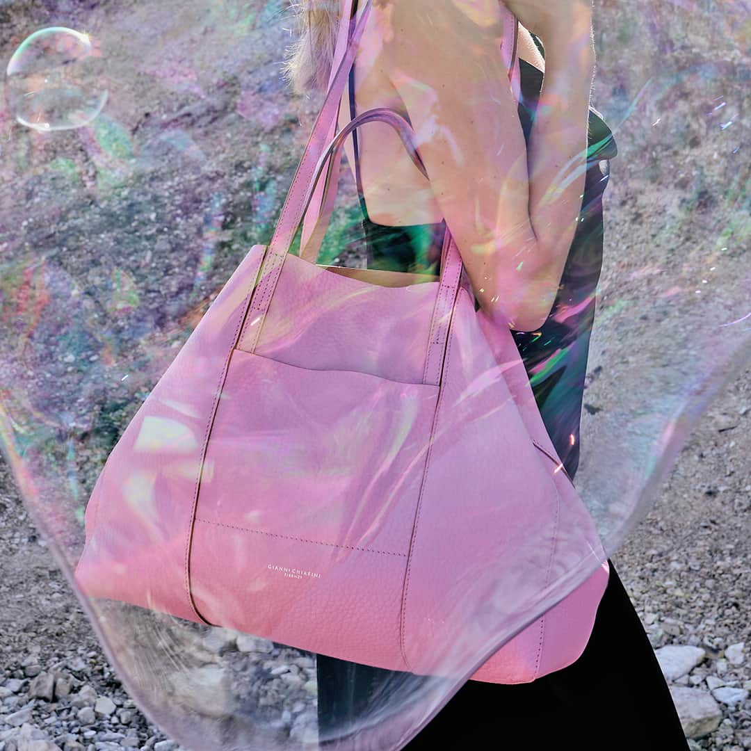 ジャンニキアリーニさんのインスタグラム写真 - (ジャンニキアリーニInstagram)「Feminine and playful. Equipped with a longer handle, to wear it as a shoulder bag, as well as a shorter one to hold by hands: Superlight SS23 is the new shopper it bag  #giannichiarini #gc #ジャンニキアリーニ #SS23」4月17日 19時12分 - giannichiarini