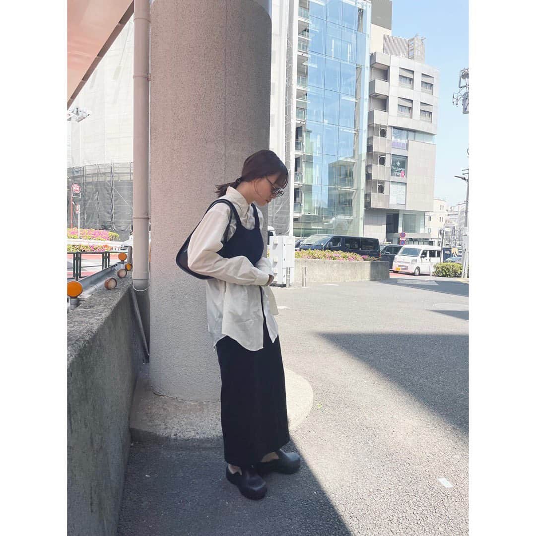 野尻美穂のインスタグラム：「素材重ねて楽しむ春🥗 普段はシャツとスカートのみだけど、ビスチェ合わせはまた雰囲気変わって今年も良い◎  #wai_ships」
