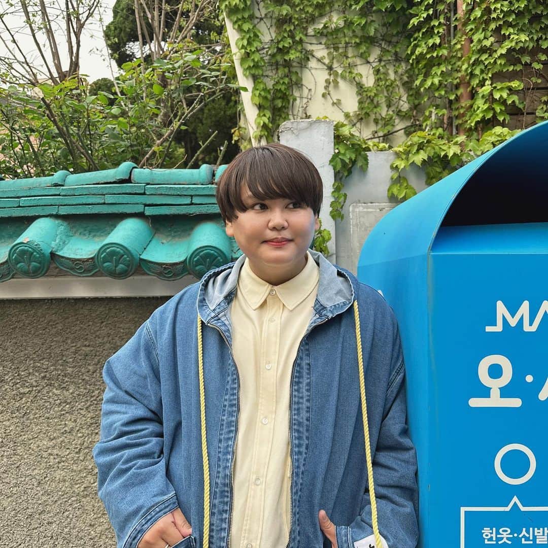 じんじん【パパラピーズ】のインスタグラム：「韓国イムニダ🇰🇷  キメ顔してるけどゴミ箱の横で草🎶」