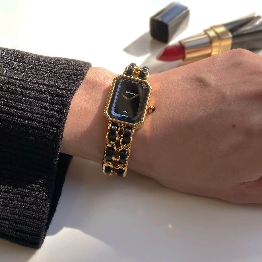 のインスタグラム：「CHANEL シャネルから最初に生み出された腕時計のシリーズ「プルミエール」。 パリのヴァンドーム広場からインスパイアされ、その構造を象徴する八角形のケースが特徴です。 インデックスを省いたシンプルなブラックダイアルに組み合わされた風防のカットガラスが美しく、 チェーンとレザーを編み込んだようなブレスが華やかさとエレガントさを湛えたデザイン。  item　Vintage CHANEL PREMIÈRE M size price　￥220,000 tax in 🧺商品リンクはハイライトから  ※こちらの商品は一点ものの中古商品です。現品売り切れの際はご容赦くださいませ。  #vintage  #chanel #chanellove #chanellover #chanelmakeup #chanelbeauty #chanelwatches #シャネル #シャネルコスメ #シャネルバッグ  #アクセサリー #ヴィンテージアクセサリー #vintagefashion #vintagewatch #ヴィンテージ #ヴィンテージ雑貨 #ヴィンテージウォッチ #アンティーク #アンティークウォッチ #古い物 #古着 #古着コーデ #古着女子 #ご褒美 #自分へのご褒美 #丁寧な暮らし #antique #antiquewatch」