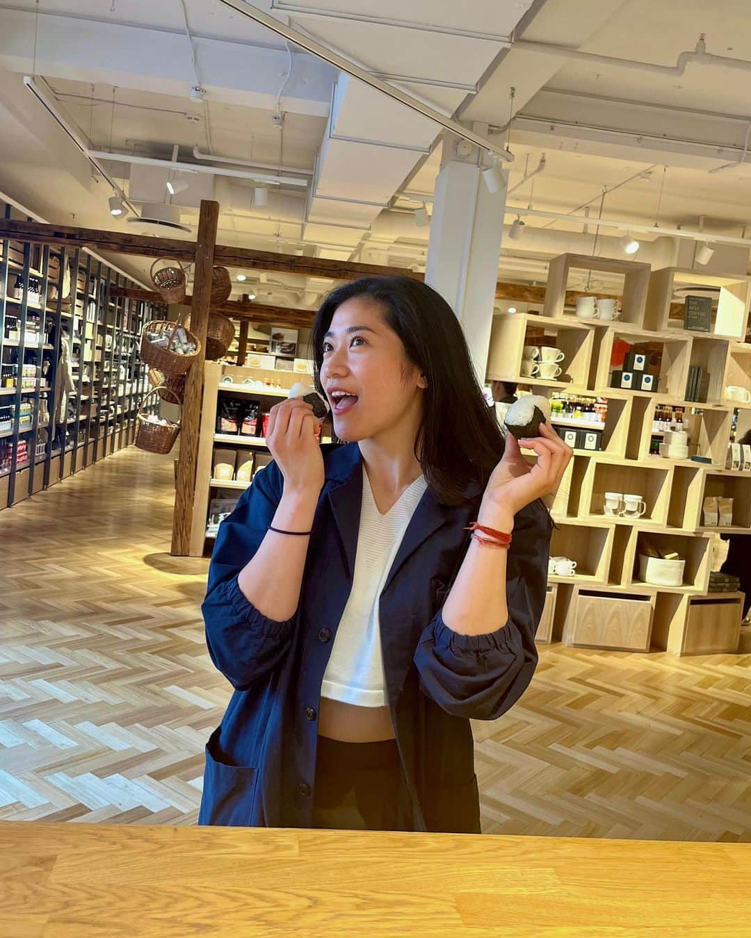 のインスタグラム：「* Onigiri 🍙  ONIGIRI WORKSHOP at MUJI Denmark  Happy to show how to make onigiri and see people excited 🫶  デンマークの無印良品での おにぎり作るワークショップで おにぎり作ったよ🍙 すごく簡単だけど みんなわぁ〜！って喜んでくれて 嬉しかった☺️  型を使うとすっごく簡単に綺麗なおにぎりができる  でもお家で作るときは手で愛を込めてぎゅって作るのがすき☺️ いつか玄米も知ってもらえる日がくるといいなぁ🫶  #everydayhappy � ☺︎ #onigiri」