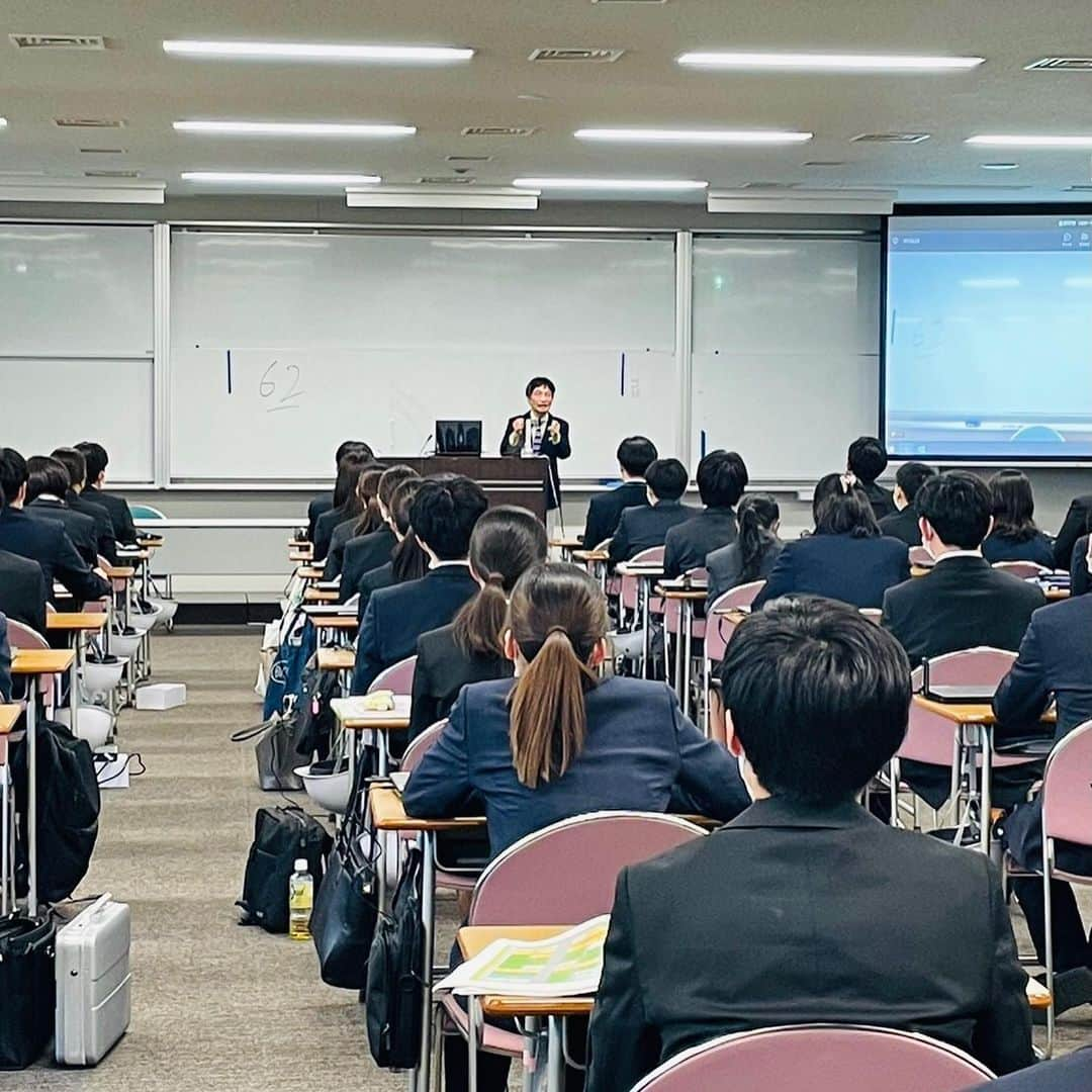 尾木直樹さんのインスタグラム写真 - (尾木直樹Instagram)「今日は財務省の新人研修に講演で伺いました〜！みなさんの真剣な眼差しに、こちらも新たなパワーをもらいましたよ。コロナ禍を生き抜いた新人達は、逞しく素直でつい夢中になってお話しました！応援してますよ！ - #財務省#新人研修#みなさん#集中#尾木ママ#講演会#応援してます#2枚目は#今日のブローチ」4月17日 19時21分 - oginaoki_ogimama