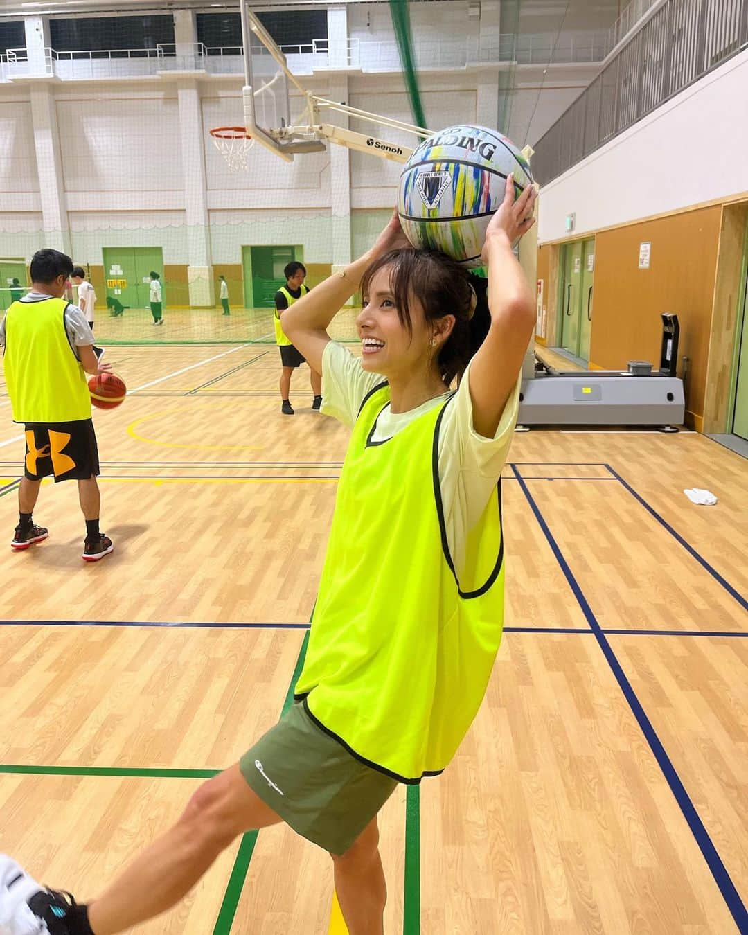 佐野千晃さんのインスタグラム写真 - (佐野千晃Instagram)「ひっさしぶりのバスケ〜⛹️‍♀️  10分走り続けるのってすごい疲れるけどめちゃくちゃ楽しいわ〜  ただただ自分の身長を恨むけど笑  体力ある方で走り回れるから速攻とかすぐ出来るんだけどなんせゴールが入らないからキツイ！！！笑  投げたらポンポン入るような腕が欲しい💪笑  #run #running #marathon #フルマラソン #マラソン #マラソン女子 #人生自由自在 #走る女子 #バスケ #バスケットボール #体育館 #走り回る」4月17日 19時31分 - sanochiaki810