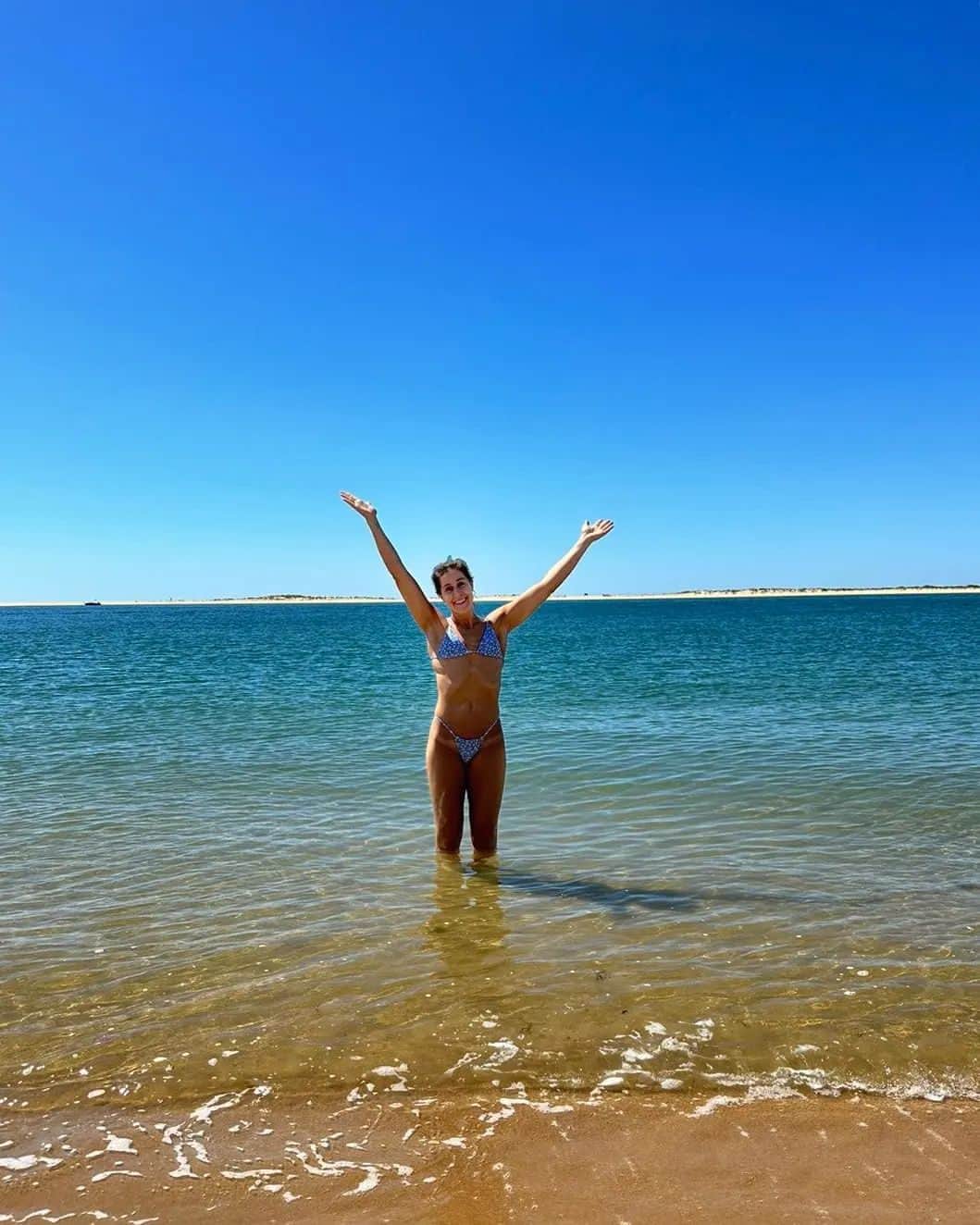 キャロリーナ・マリンのインスタグラム：「Semana de desconexión y pilas cargadas... Preparada para lo que viene ❤️🏠🔋🌊🥰」