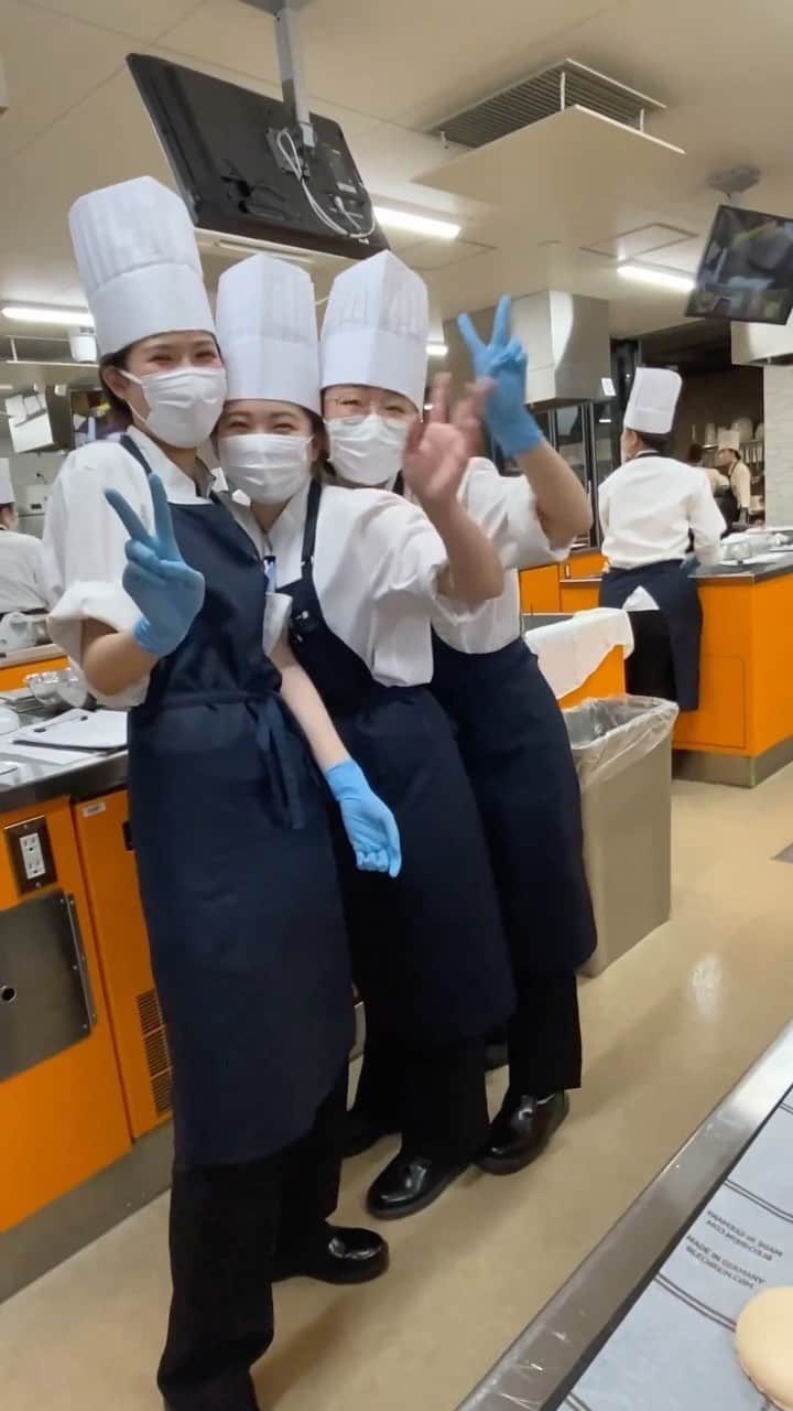札幌ベルエポック製菓調理専門学校【公式】のインスタグラム：「いよいよ、今年の授業がスタートしました😃  学校中が、おいしい香りでいっぱいです！  見てみたい授業や学校での様子など、 リクエストいただけたらお伝えしていきますよー🤗  #札幌ベルエポック製菓調理専門学校 #製菓 #製菓実習 #シェフ #料理作り記録 #実習 #料理作り好きなひと繋がりたい #シェフ部 #専門学校 #専門学生 #製菓専門学校 #お菓子づくり #初日 #初登校」