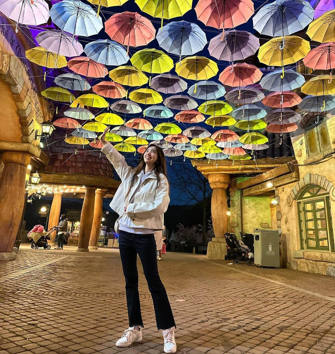 チン・セヨンさんのインスタグラム写真 - (チン・セヨンInstagram)「🎠🎡🎢 ⠀ 내 동심 찾았징」4月17日 19時25分 - jinseyun.go