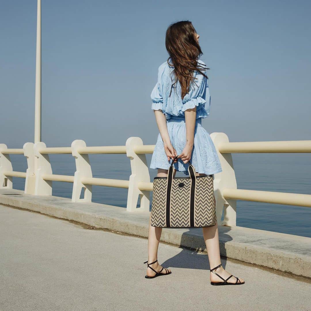 イルビゾンテのインスタグラム：「Clear sky above. Enjoy the new Rafia Tote bag.  #ilbisonte #sustainability #timelessbeauty #ss23 #womenstyle」