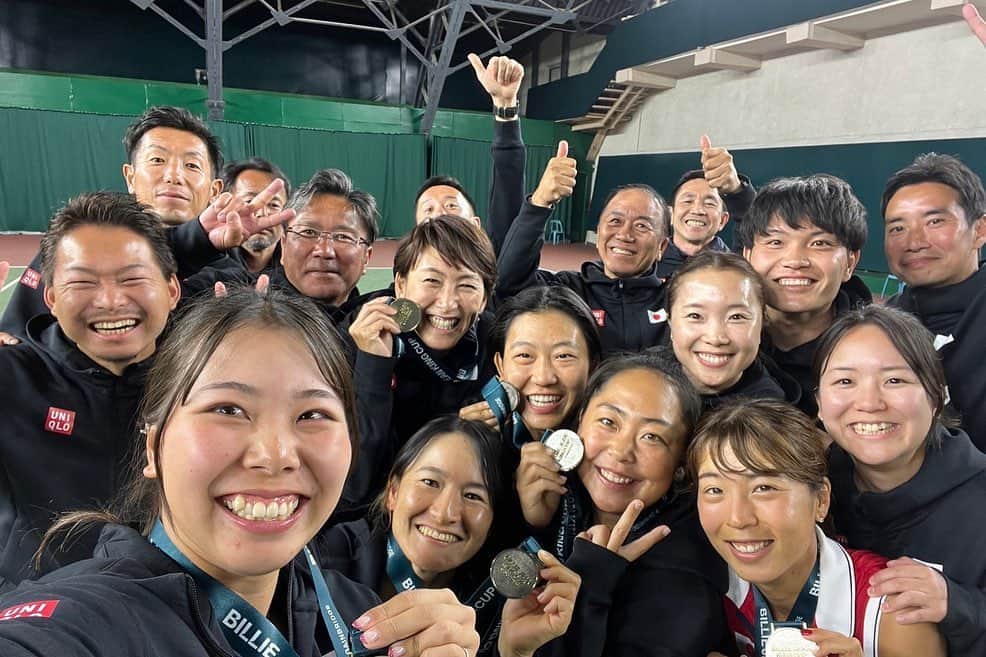 奈良くるみさんのインスタグラム写真 - (奈良くるみInstagram)「BILLIE JEAN KING CUP Asia/Oceania 全勝で１位通過し、プレーオフ進出が決まりました🥇 愛さんの初陣で最高な結果が出せて嬉しい❗️  今回初めてコーチとして選手のサポートに入りました。 コーチのお仕事は難しいと感じましたが、それ以上にやりがいがあり、楽しい！と思えた事は良かったです。 選手、監督、スタッフの皆さんから多くの事を学べたので次回に向けて私も成長していきたいと思います。  選手の皆さん、毎日ベストを尽くしてくれてありがとう❗️ここからまた頑張っていきましょう💪🏻 最高なチームでした🇯🇵  #bjk  #billiejeankingcup  #teamjapan  #奈良くるみ  #kuruminara  #テニス  #tennis  #テニスプレイヤー  #tennisplayer」4月17日 19時26分 - kurumi.nara