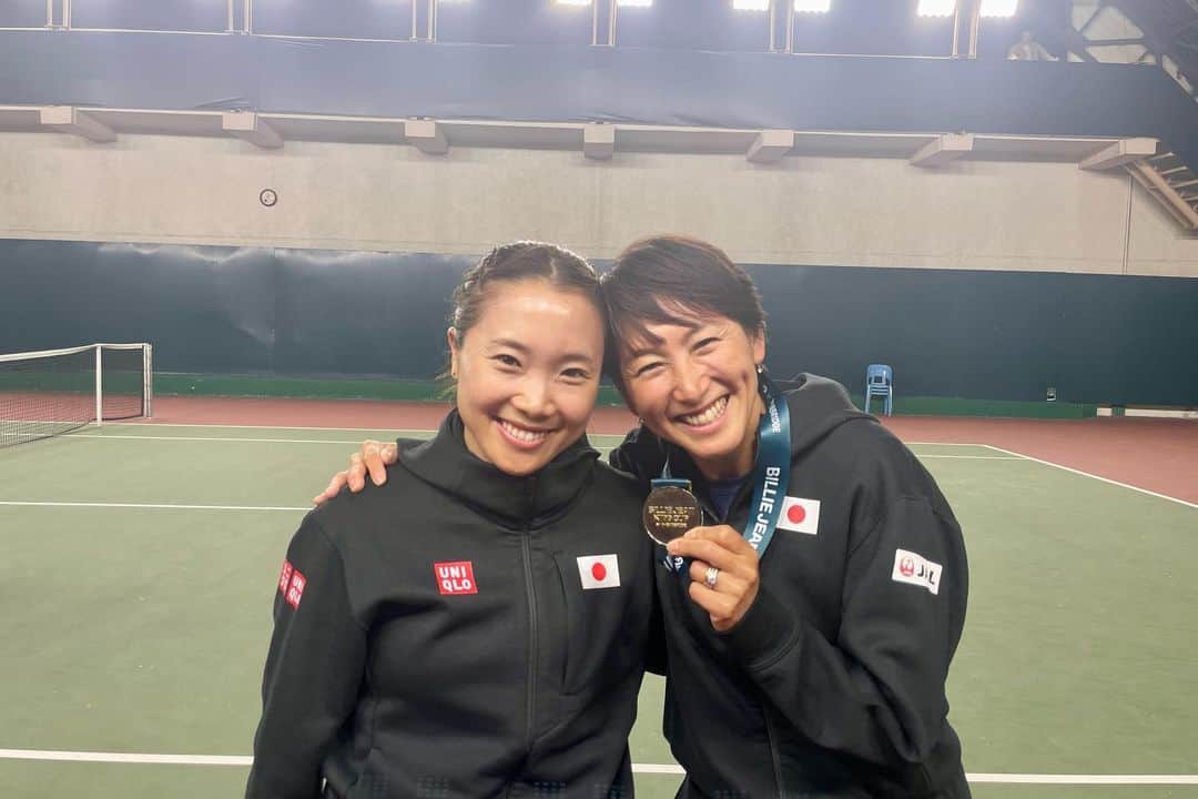 奈良くるみさんのインスタグラム写真 - (奈良くるみInstagram)「BILLIE JEAN KING CUP Asia/Oceania 全勝で１位通過し、プレーオフ進出が決まりました🥇 愛さんの初陣で最高な結果が出せて嬉しい❗️  今回初めてコーチとして選手のサポートに入りました。 コーチのお仕事は難しいと感じましたが、それ以上にやりがいがあり、楽しい！と思えた事は良かったです。 選手、監督、スタッフの皆さんから多くの事を学べたので次回に向けて私も成長していきたいと思います。  選手の皆さん、毎日ベストを尽くしてくれてありがとう❗️ここからまた頑張っていきましょう💪🏻 最高なチームでした🇯🇵  #bjk  #billiejeankingcup  #teamjapan  #奈良くるみ  #kuruminara  #テニス  #tennis  #テニスプレイヤー  #tennisplayer」4月17日 19時26分 - kurumi.nara