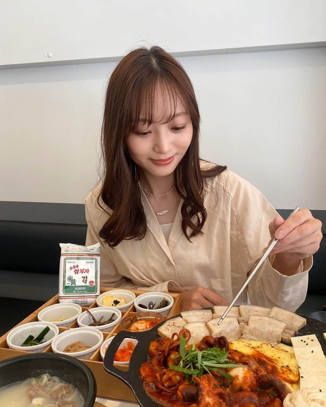 和田瞳さんのインスタグラム写真 - (和田瞳Instagram)「@suljju_ss で韓国料理を。  だいすきなソルロンタン、あとはチュクミとポッサムのセットを🐙♡ 韓国のりとエゴマの葉を重ねてポッサム巻くの美味しかったな〜  箱の中に入ってるおかずたちはお店のサービスなの、韓国料理やさんって頼んだもの以外にもたくさん出してくれるの嬉しいよね！！！  #shirt : #mivialoca  #necklace : #amy . . . #PR #ソルロンタンとチュクミ #ソルロンタン #チュクミ #韓国料理屋 #新大久保韓国料理 #新大久保グルメ」4月17日 19時26分 - hitogram0218