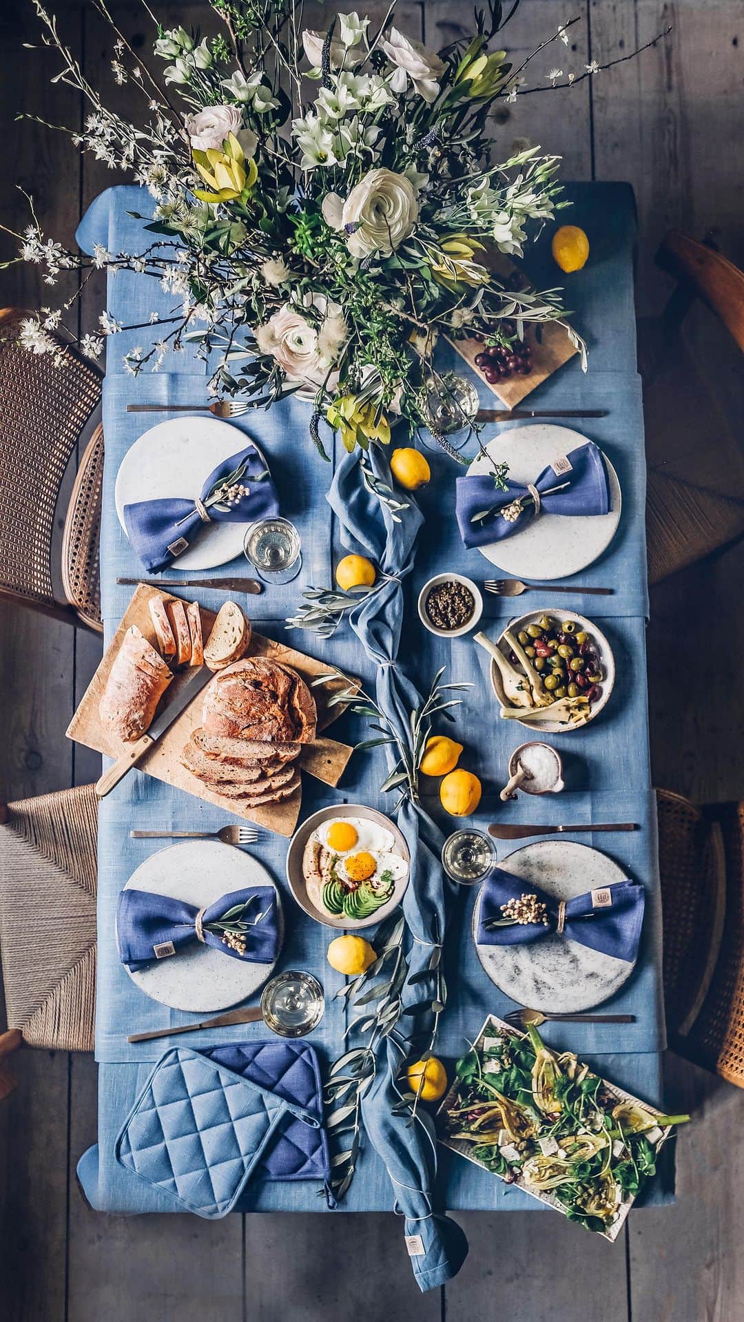 Our Food Storiesのインスタグラム：「It’s finally time for all these lovely spring gatherings again💙 We will share this delicious salad recipe with roasted fennel, feta cheese and capers with you guys on the blog soon. Happy Monday! #ourfoodstories  ____ #gatheringslikethese #lovelylinen #linenlove #tablelinen #tablecloth #bluelinen #springgathering #gathering #tablesetting #tablesettings #tablescapes #tabledecoration #foodstyling #foodstylist #foodphotographer #dreamyaesthetic #onthetable #momentslikethese #simplejoys #tischdekoration #tischdeko #foodreel」